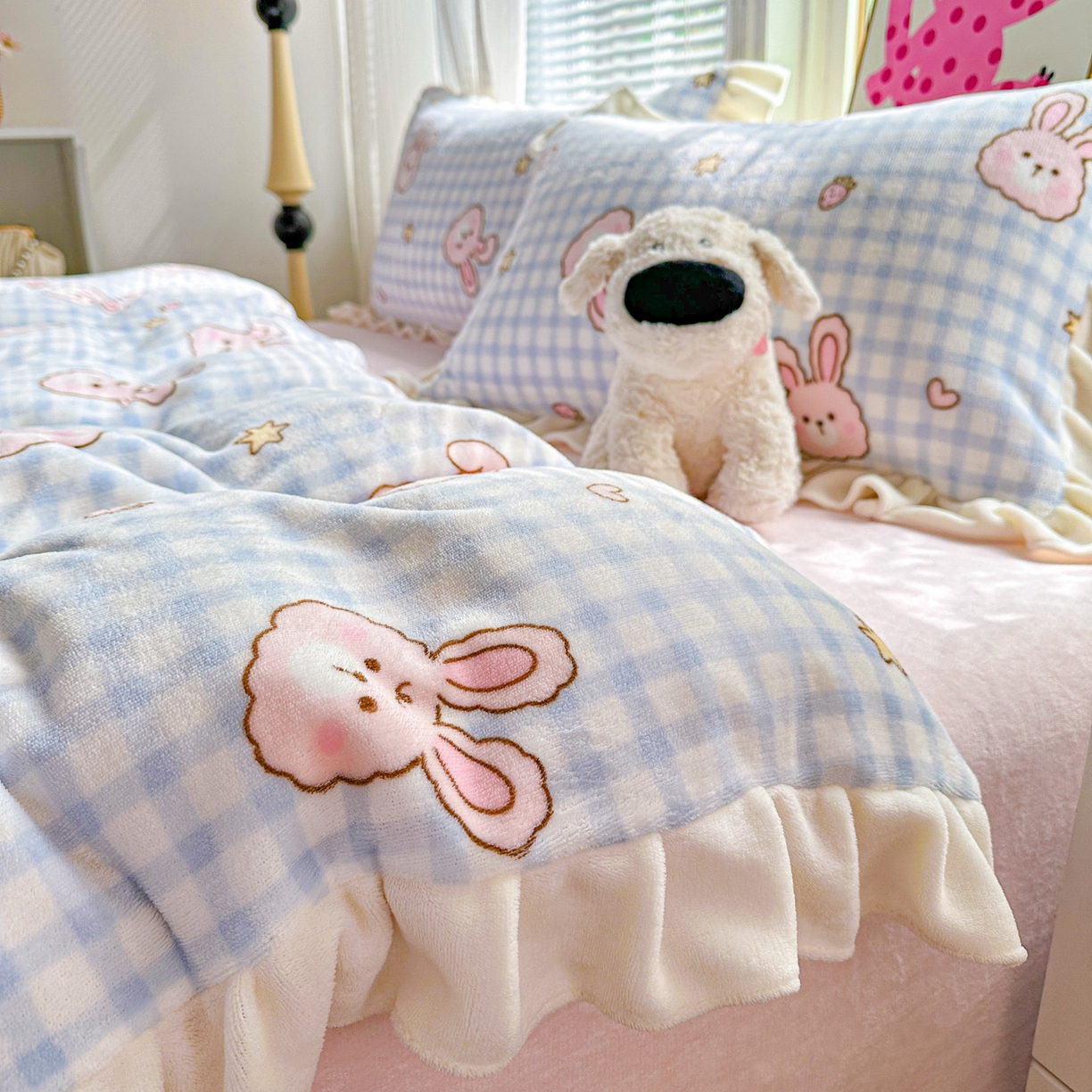 91家纺网 家纺一手货源 找家纺 N先生+V 13814689556 发大图/买家秀 2025新款韩式博主风花边款ins卡通牛奶绒四件套 格子兔兔