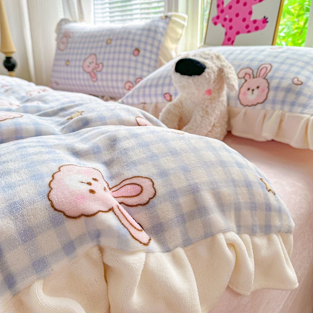 91家纺网 家纺一手货源 找家纺 N先生+V 13814689556 发大图/买家秀 2025新款韩式博主风花边款ins卡通牛奶绒四件套 格子兔兔