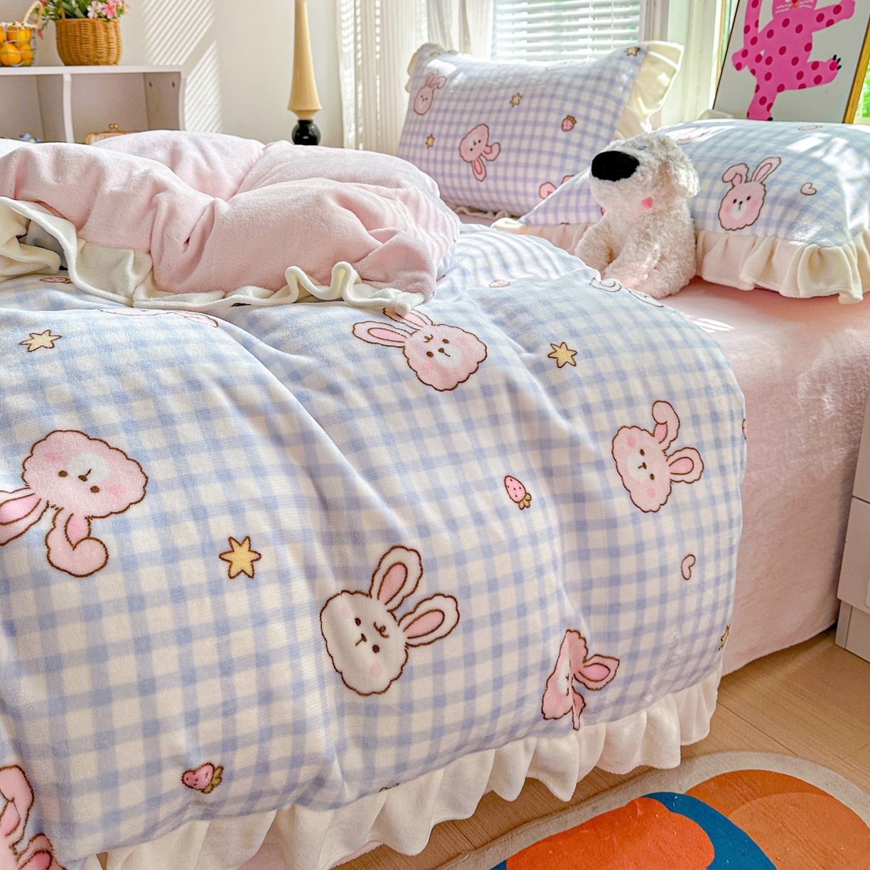 91家纺网 家纺一手货源 找家纺 N先生+V 13814689556 发大图/买家秀 2025新款韩式博主风花边款ins卡通牛奶绒四件套 格子兔兔