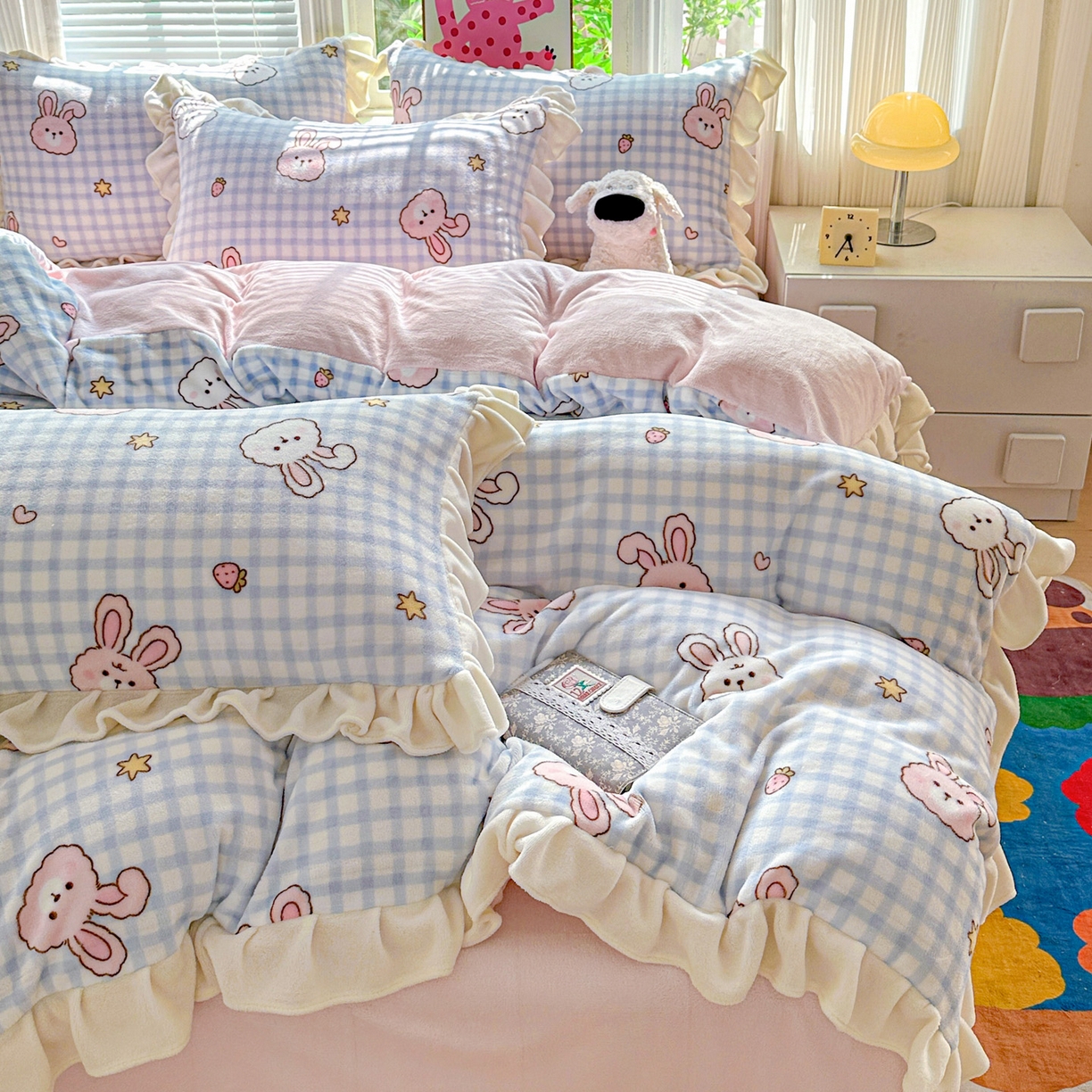 91家纺网 家纺一手货源 找家纺 N先生+V 13814689556 发大图/买家秀 2025新款韩式博主风花边款ins卡通牛奶绒四件套 格子兔兔