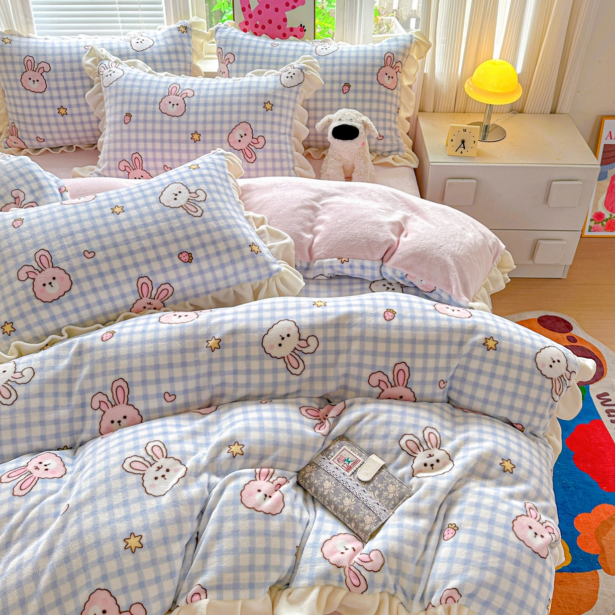 91家纺网 家纺一手货源 找家纺 N先生+V 13814689556 发大图/买家秀 2025新款韩式博主风花边款ins卡通牛奶绒四件套 格子兔兔