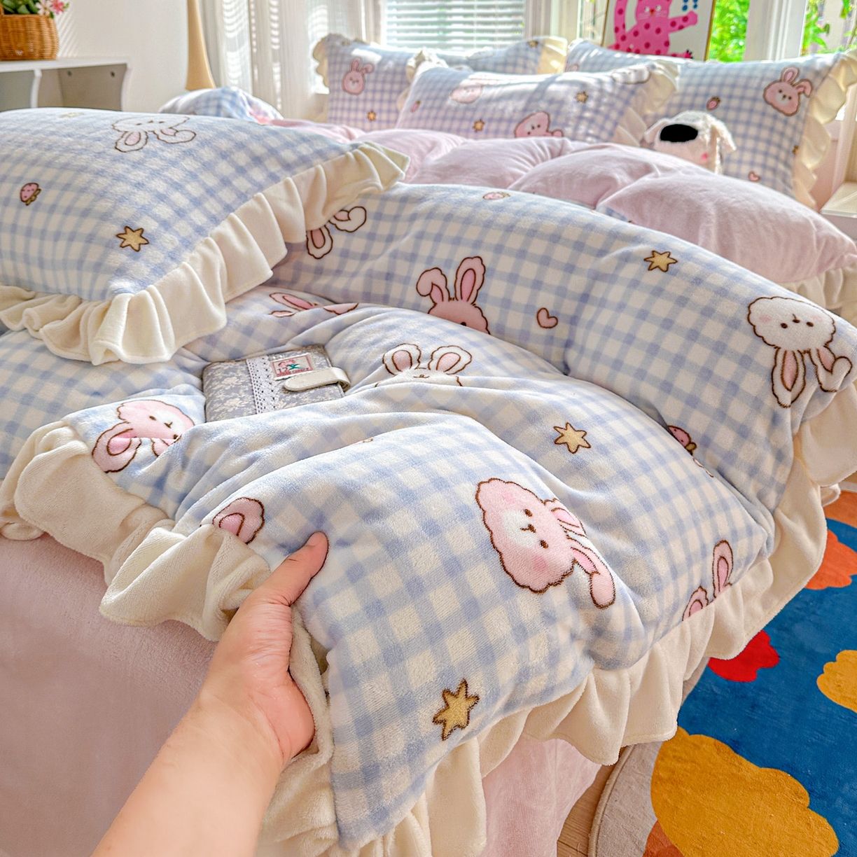 91家纺网 家纺一手货源 找家纺 N先生+V 13814689556 发大图/买家秀 2025新款韩式博主风花边款ins卡通牛奶绒四件套 格子兔兔