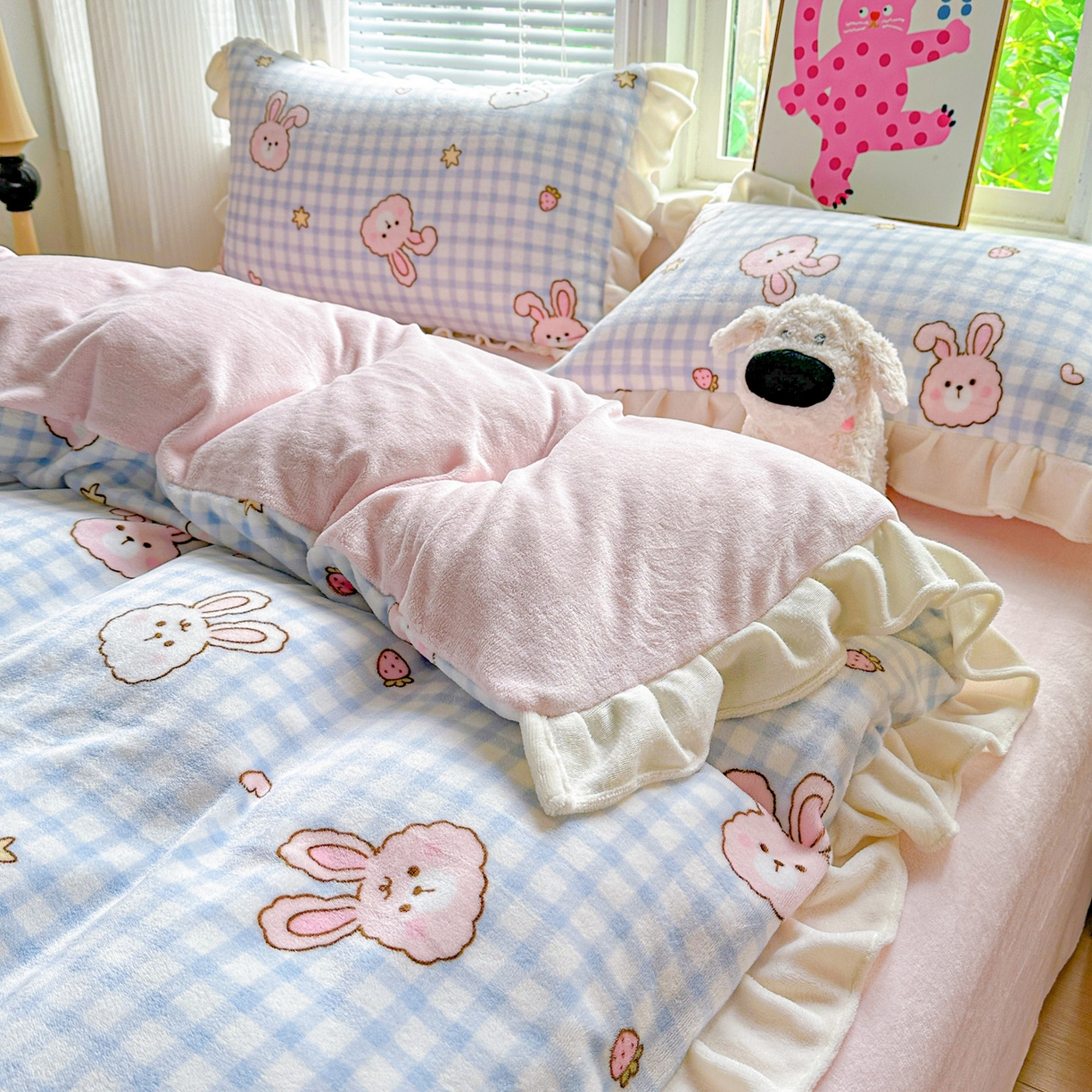 91家纺网 家纺一手货源 找家纺 N先生+V 13814689556 发大图/买家秀 2025新款韩式博主风花边款ins卡通牛奶绒四件套 格子兔兔