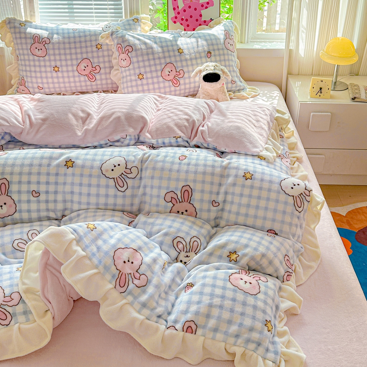 91家纺网 家纺一手货源 找家纺 N先生+V 13814689556 发大图/买家秀 2025新款韩式博主风花边款ins卡通牛奶绒四件套 格子兔兔