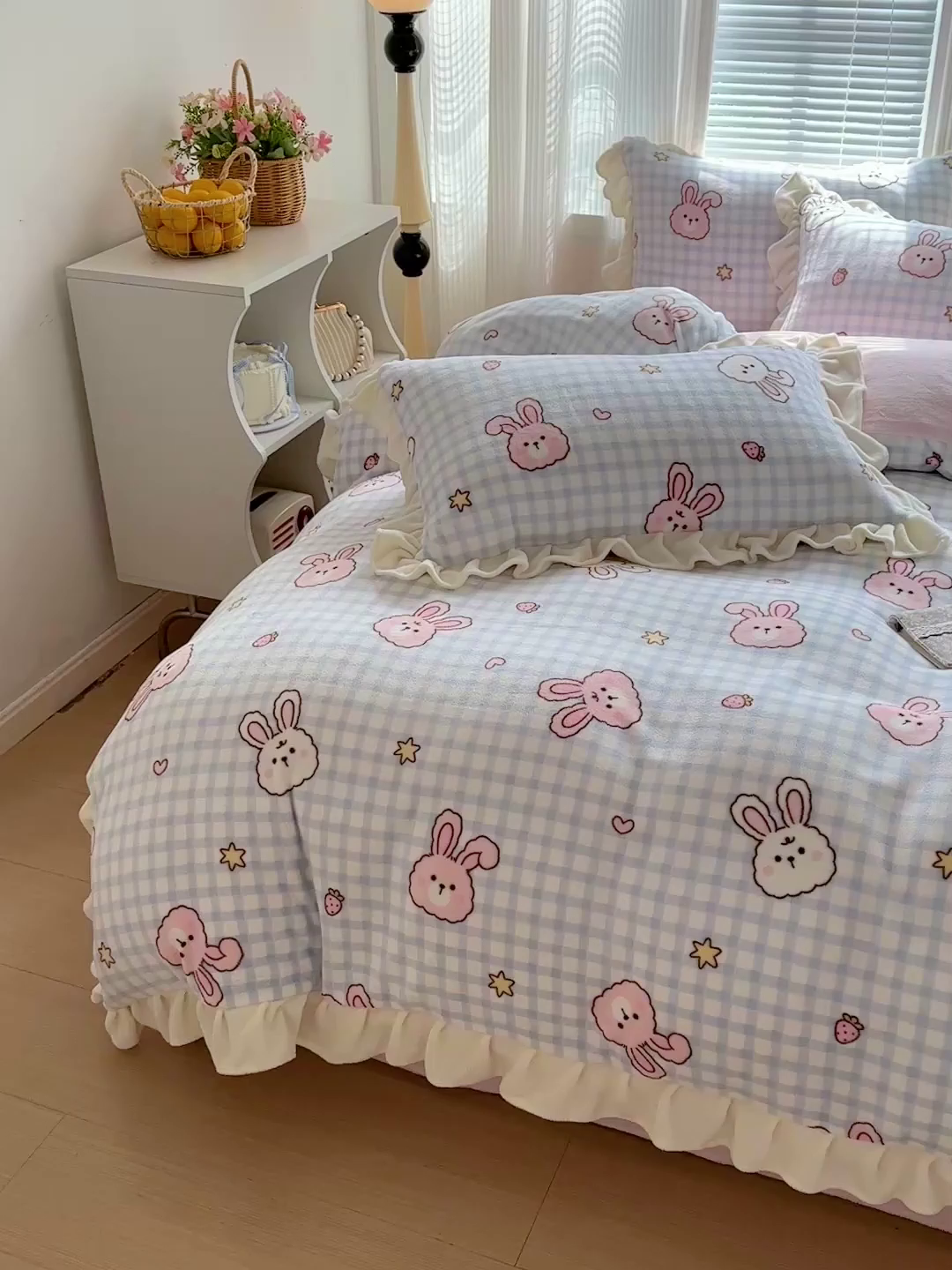 91家纺网 家纺一手货源 找家纺 N先生+V 13814689556 发大图/买家秀 2025新款韩式博主风花边款ins卡通牛奶绒四件套 格子兔兔