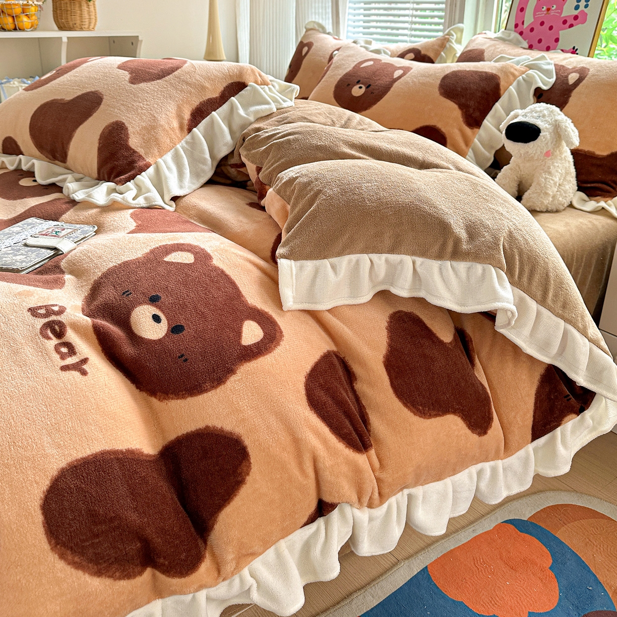 91家纺网 家纺一手货源 找家纺 N先生+V 13814689556 发大图/买家秀 2025新款韩式博主风花边款ins卡通牛奶绒四件套 可爱熊仔