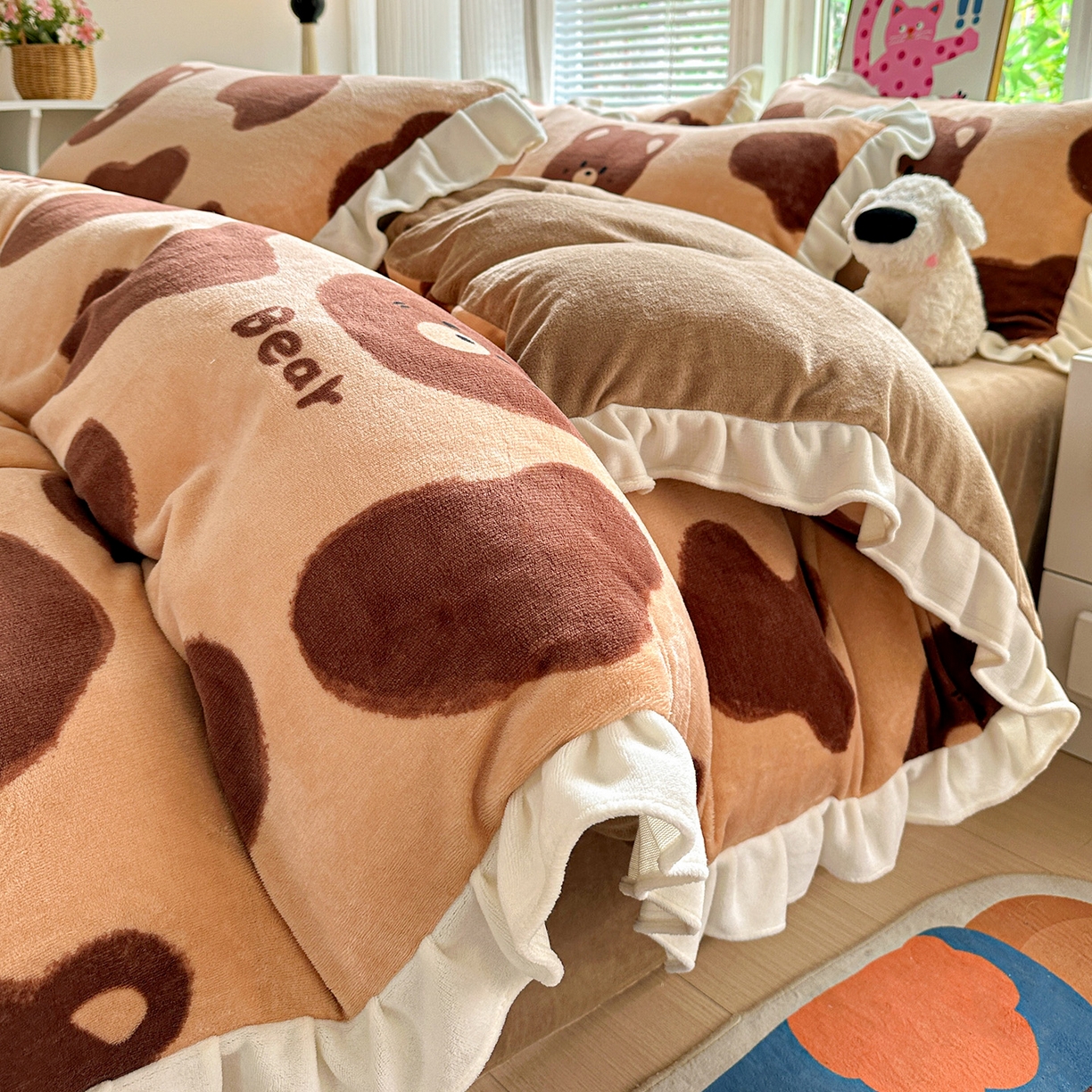 91家纺网 家纺一手货源 找家纺 N先生+V 13814689556 发大图/买家秀 2025新款韩式博主风花边款ins卡通牛奶绒四件套 可爱熊仔