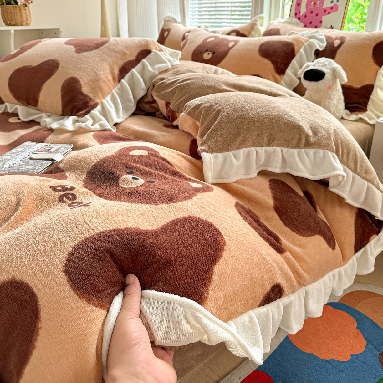 91家纺网 家纺一手货源 找家纺 N先生+V 13814689556 发大图/买家秀 2025新款韩式博主风花边款ins卡通牛奶绒四件套 可爱熊仔