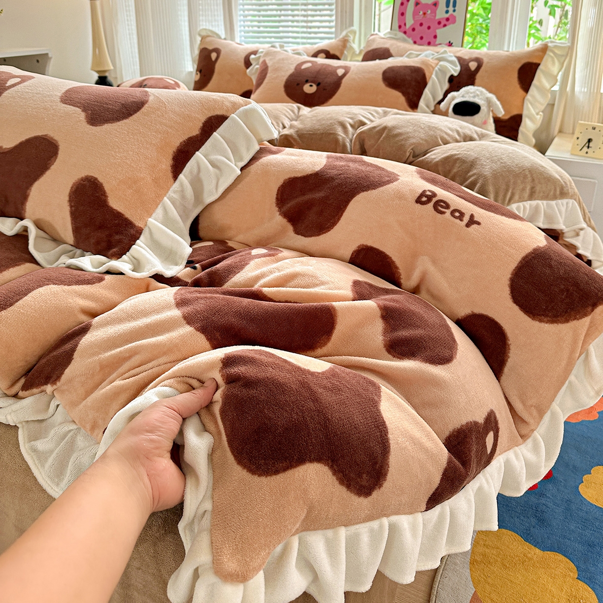 91家纺网 家纺一手货源 找家纺 N先生+V 13814689556 发大图/买家秀 2025新款韩式博主风花边款ins卡通牛奶绒四件套 可爱熊仔