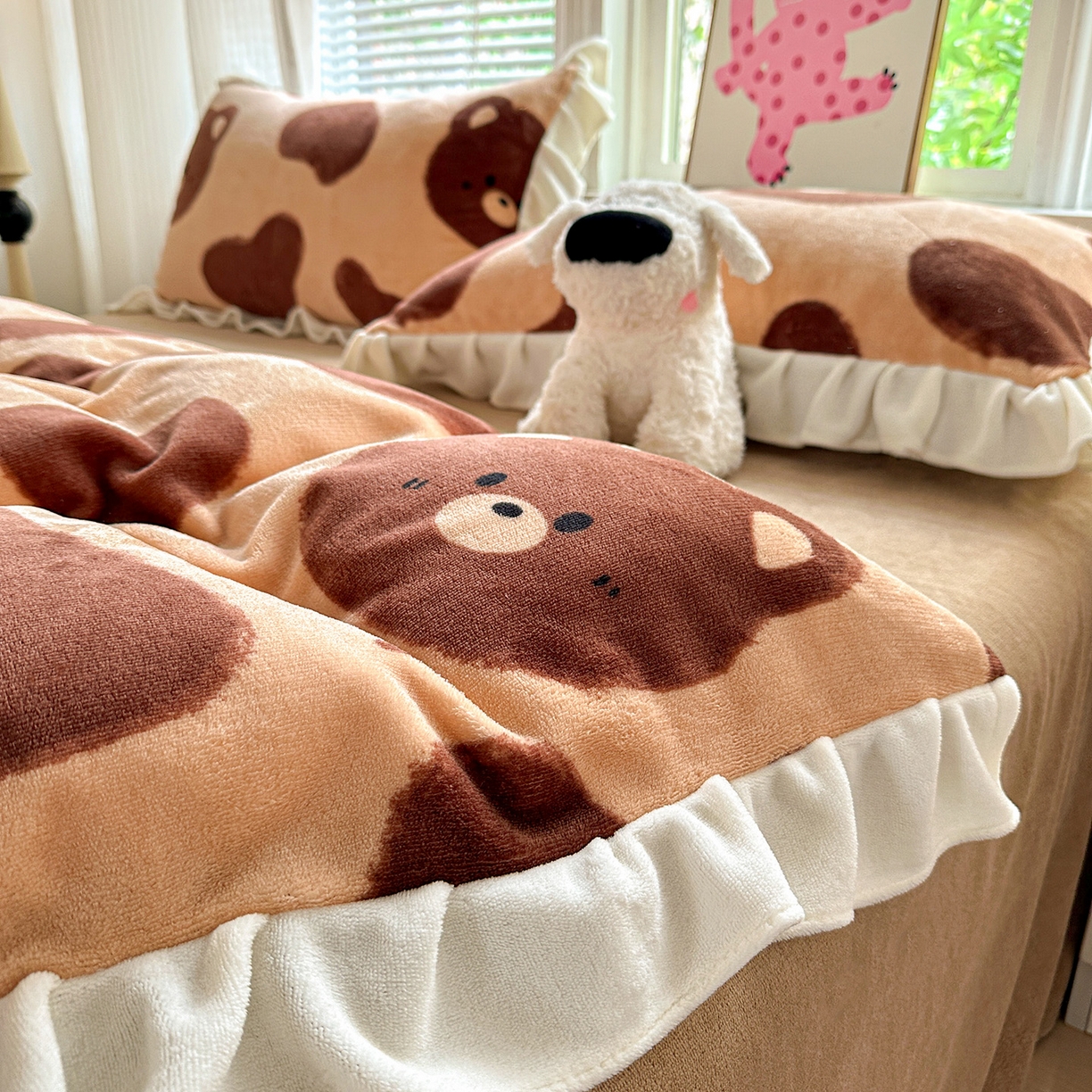 91家纺网 家纺一手货源 找家纺 N先生+V 13814689556 发大图/买家秀 2025新款韩式博主风花边款ins卡通牛奶绒四件套 可爱熊仔