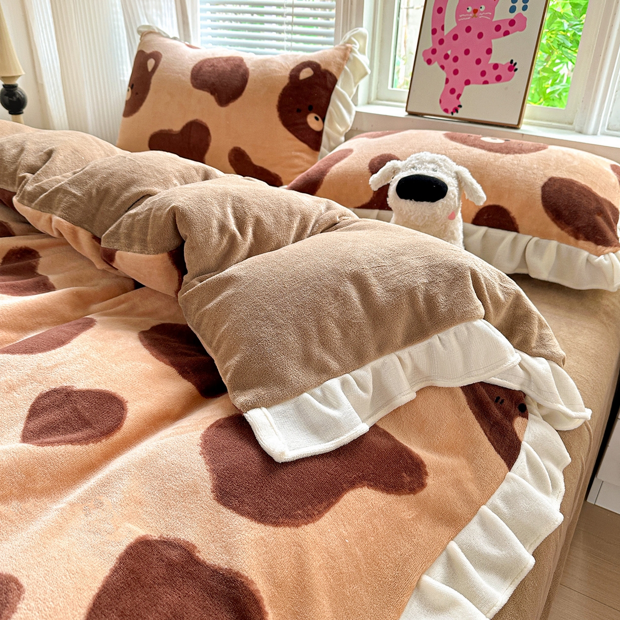 91家纺网 家纺一手货源 找家纺 N先生+V 13814689556 发大图/买家秀 2025新款韩式博主风花边款ins卡通牛奶绒四件套 可爱熊仔