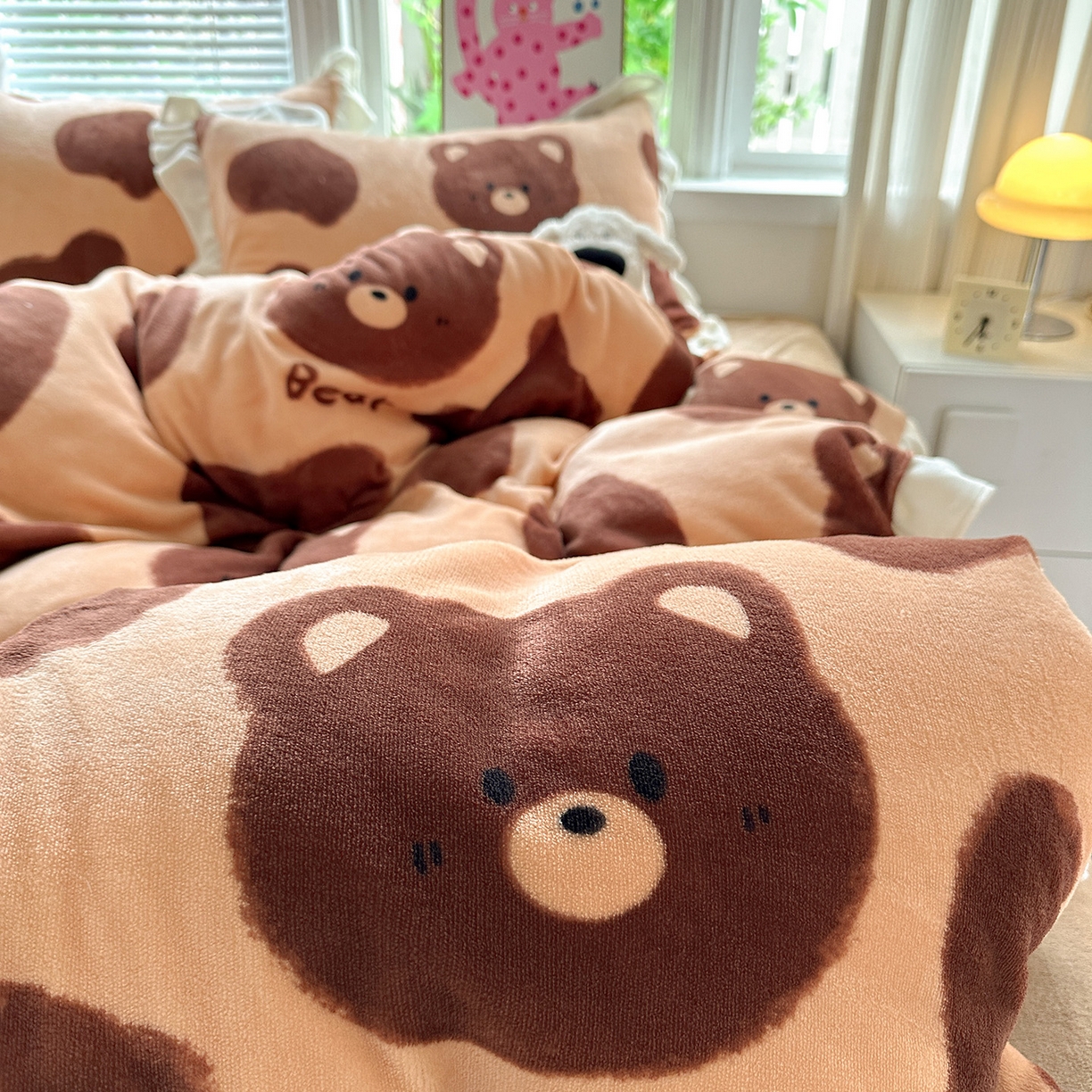 91家纺网 家纺一手货源 找家纺 N先生+V 13814689556 发大图/买家秀 2025新款韩式博主风花边款ins卡通牛奶绒四件套 可爱熊仔