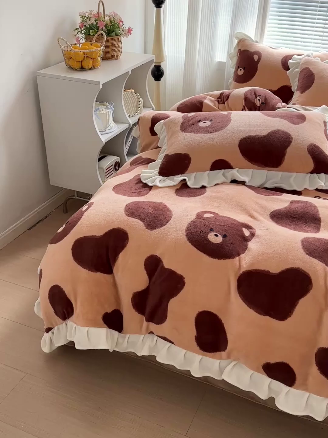 91家纺网 家纺一手货源 找家纺 N先生+V 13814689556 发大图/买家秀 2025新款韩式博主风花边款ins卡通牛奶绒四件套 可爱熊仔