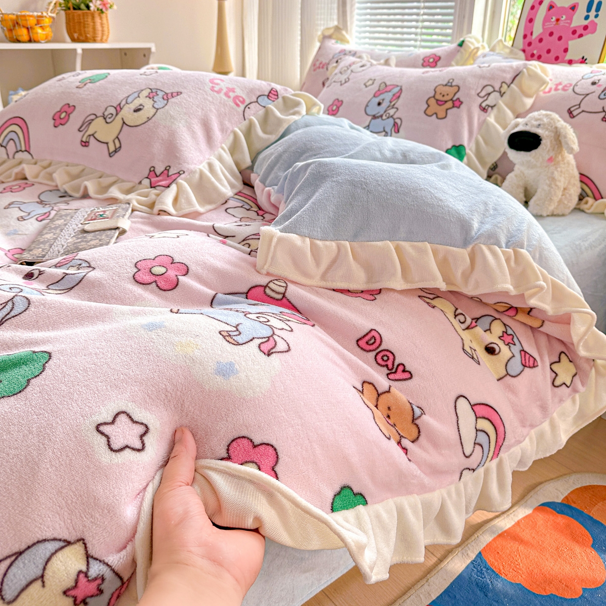 91家纺网 家纺一手货源 找家纺 N先生+V 13814689556 发大图/买家秀 2025新款韩式博主风花边款ins卡通牛奶绒四件套 快乐独角兽