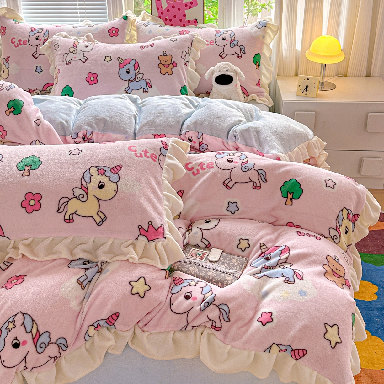 91家纺网 家纺一手货源 找家纺 N先生+V 13814689556 发大图/买家秀 2025新款韩式博主风花边款ins卡通牛奶绒四件套 快乐独角兽