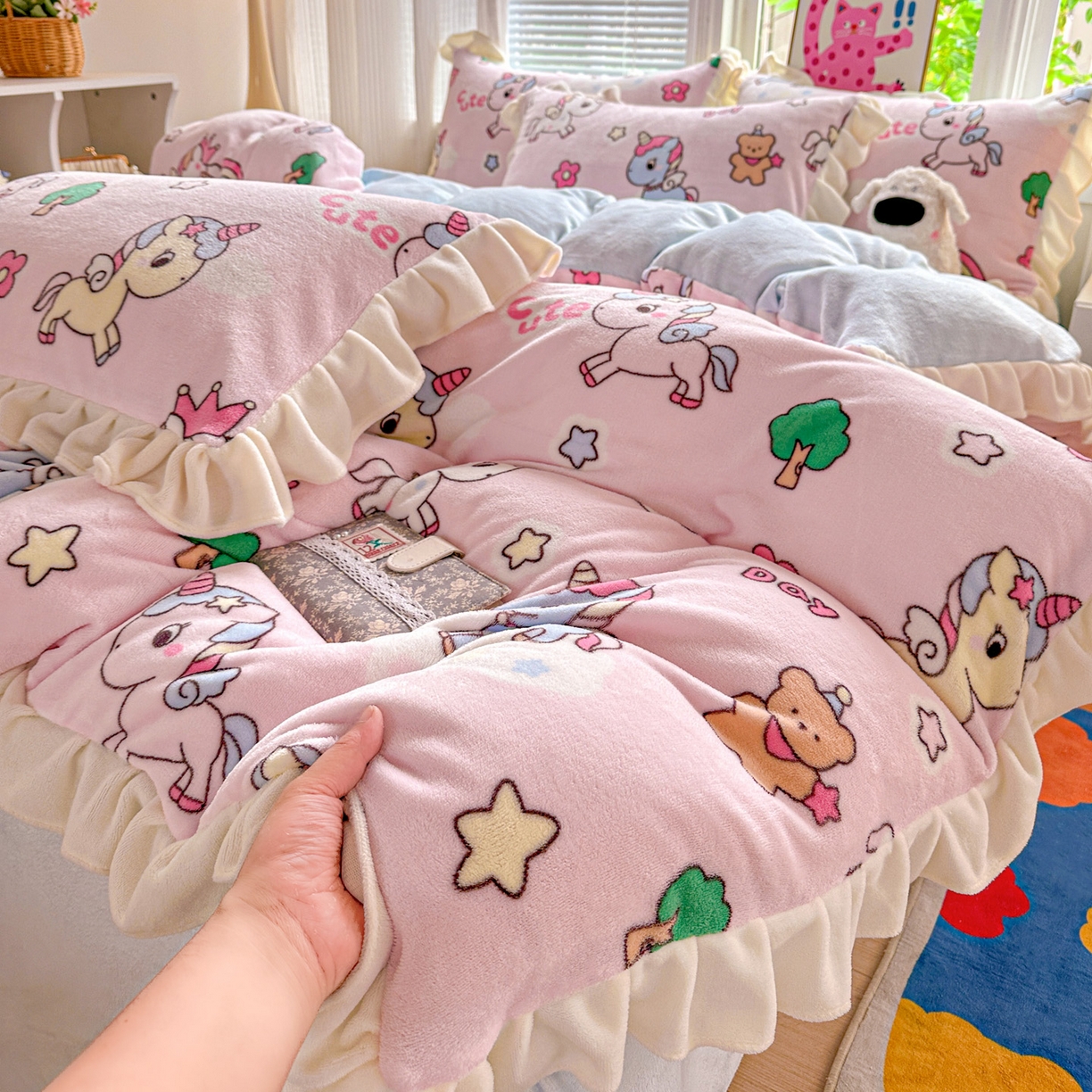 91家纺网 家纺一手货源 找家纺 N先生+V 13814689556 发大图/买家秀 2025新款韩式博主风花边款ins卡通牛奶绒四件套 快乐独角兽