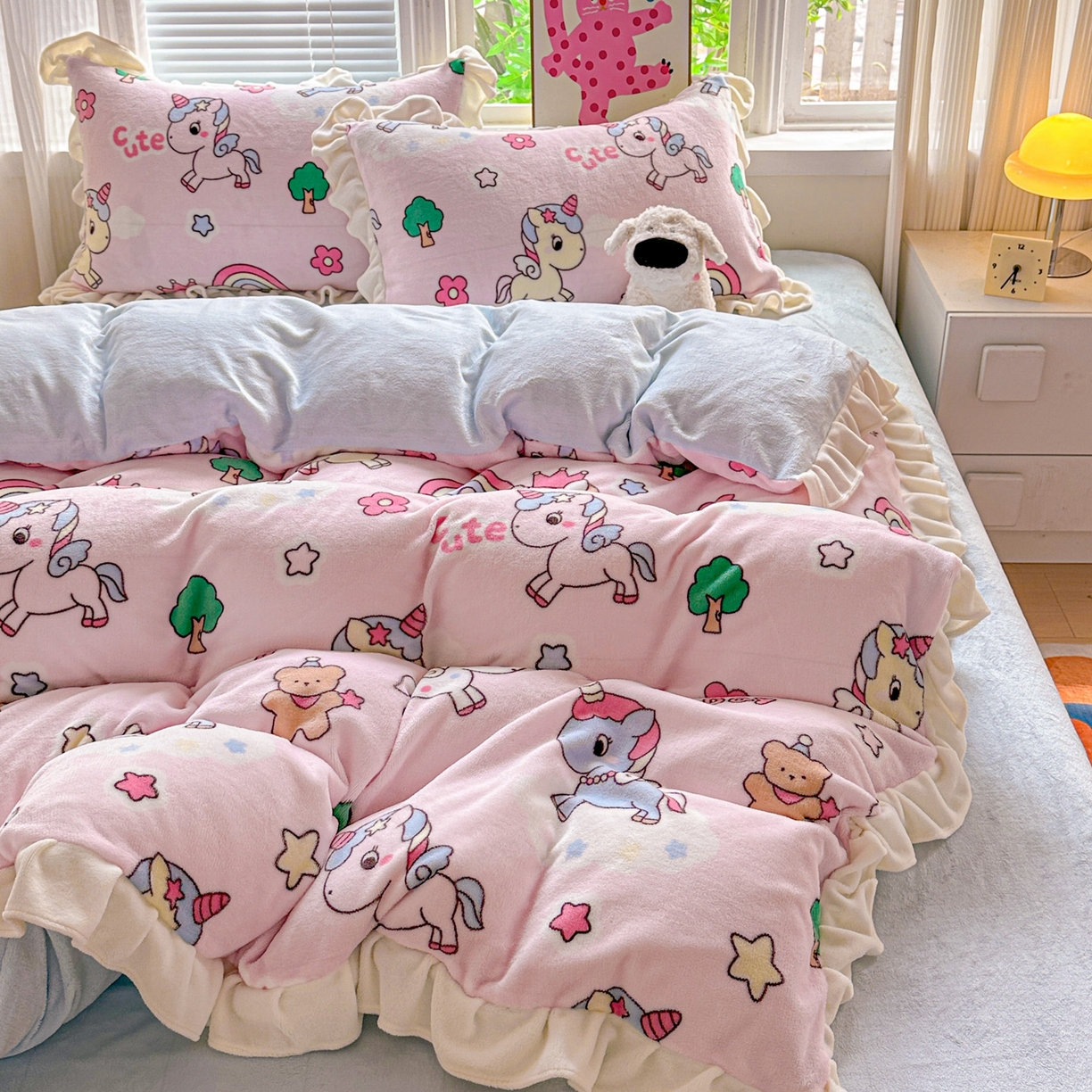 91家纺网 家纺一手货源 找家纺 N先生+V 13814689556 发大图/买家秀 2025新款韩式博主风花边款ins卡通牛奶绒四件套 快乐独角兽