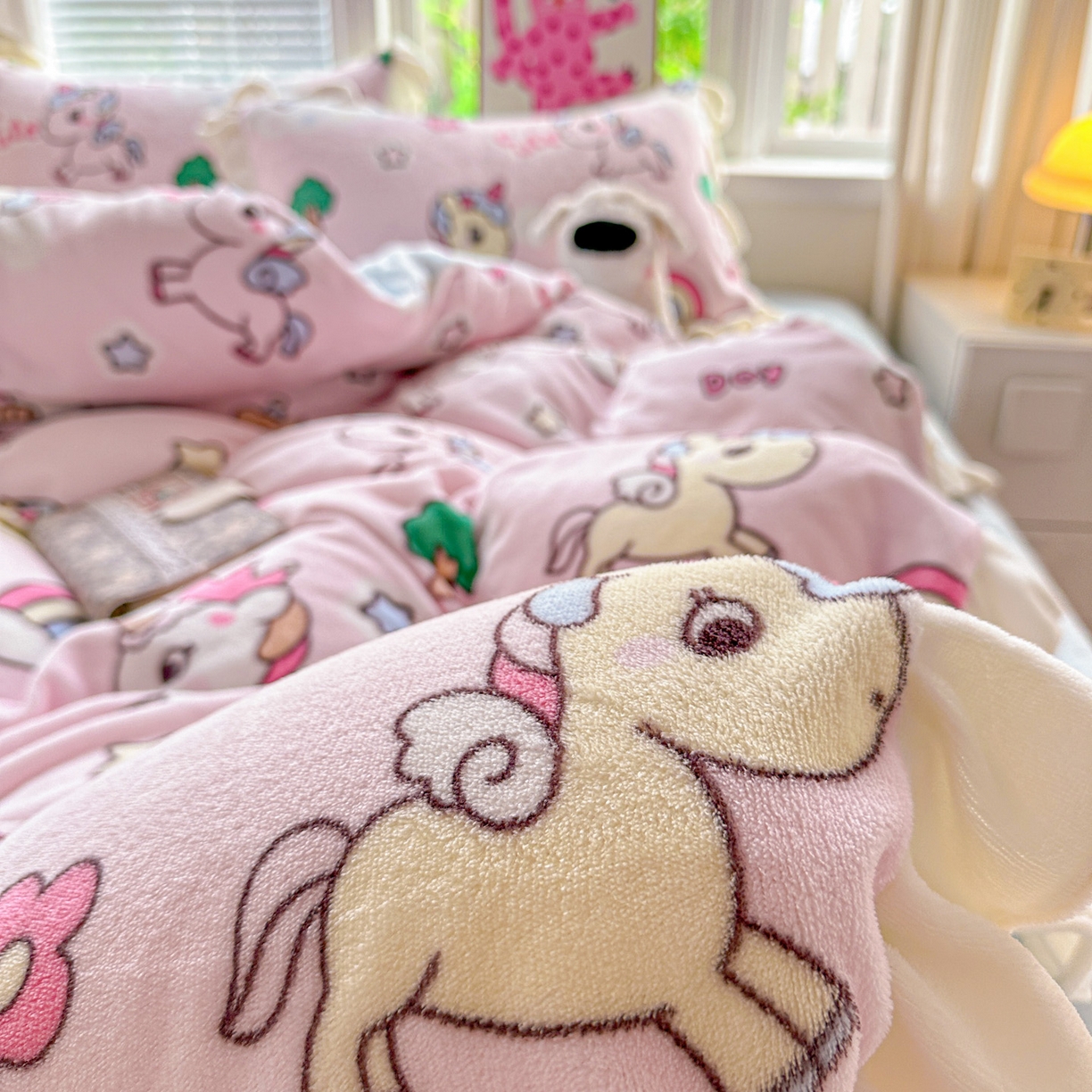 91家纺网 家纺一手货源 找家纺 N先生+V 13814689556 发大图/买家秀 2025新款韩式博主风花边款ins卡通牛奶绒四件套 快乐独角兽