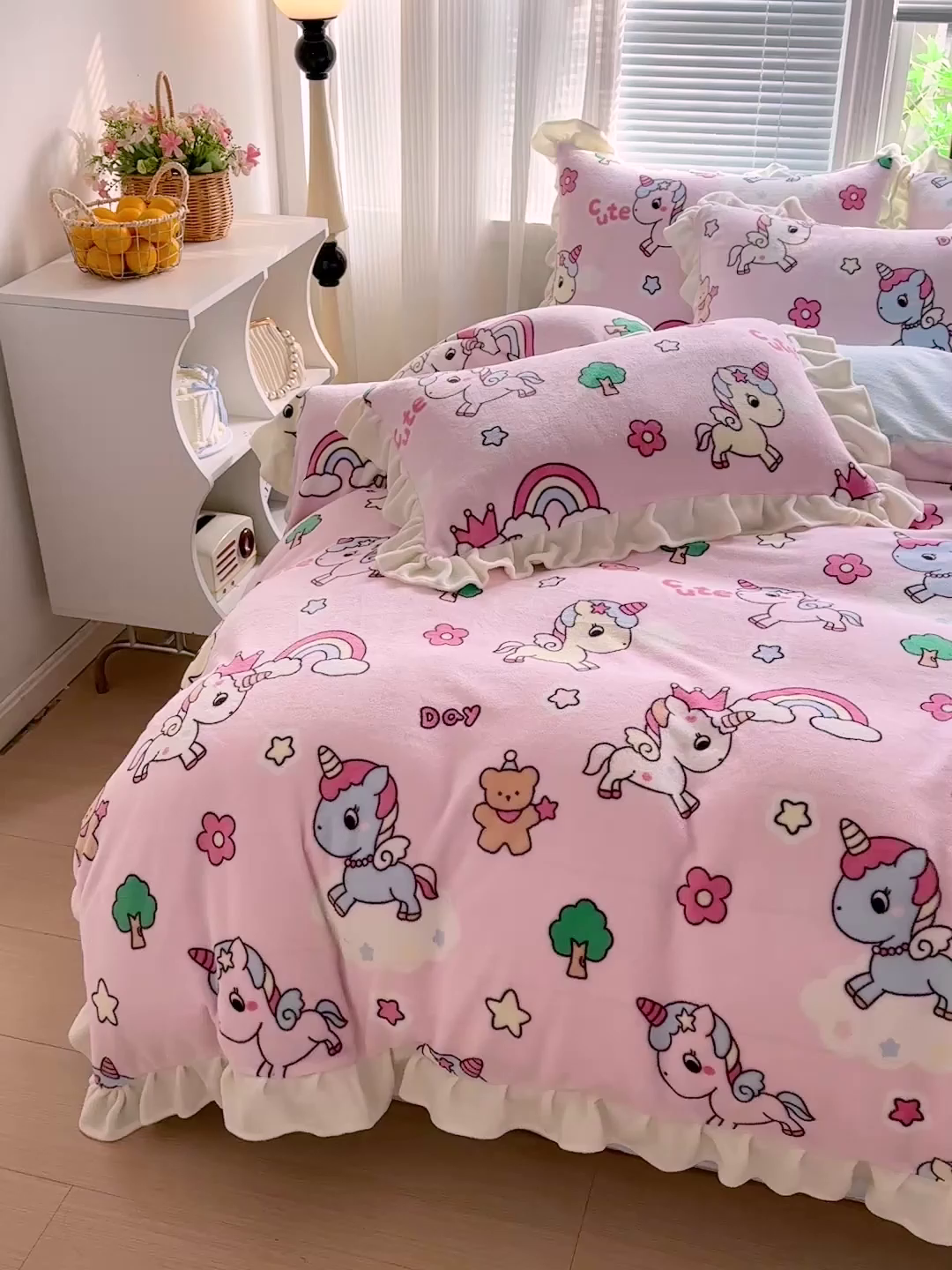 91家纺网 家纺一手货源 找家纺 N先生+V 13814689556 发大图/买家秀 2025新款韩式博主风花边款ins卡通牛奶绒四件套 快乐独角兽