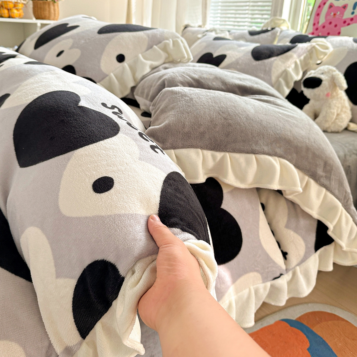 91家纺网 家纺一手货源 找家纺 N先生+V 13814689556 发大图/买家秀 2025新款韩式博主风花边款ins卡通牛奶绒四件套 美梦甜心