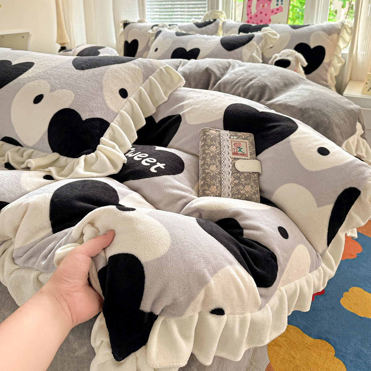 91家纺网 家纺一手货源 找家纺 N先生+V 13814689556 发大图/买家秀 2025新款韩式博主风花边款ins卡通牛奶绒四件套 美梦甜心