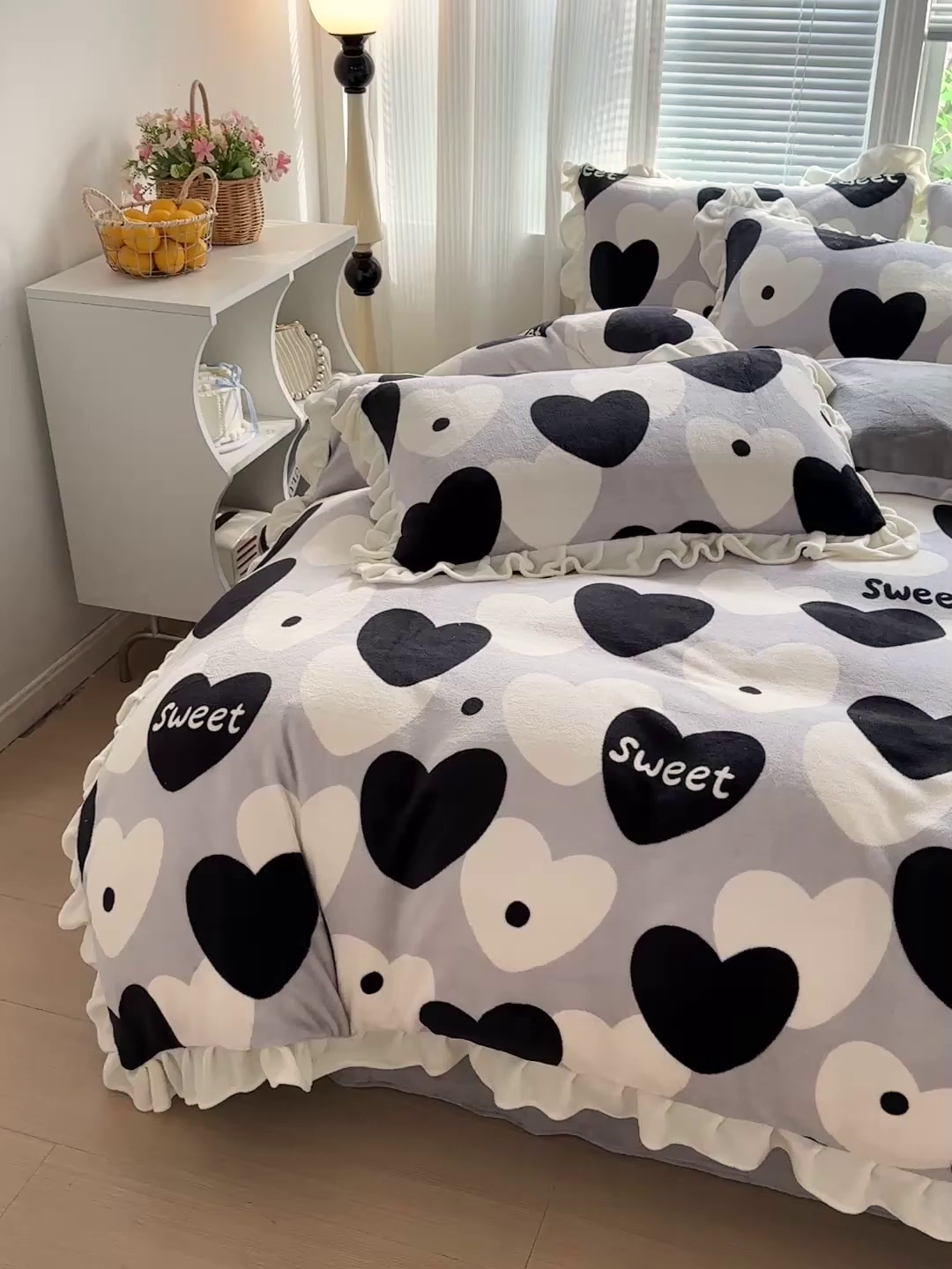 91家纺网 家纺一手货源 找家纺 N先生+V 13814689556 发大图/买家秀 2025新款韩式博主风花边款ins卡通牛奶绒四件套 美梦甜心