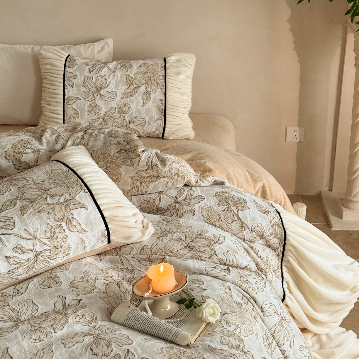91家纺网 家纺一手货源 找家纺 圆岛家纺 2025新款复古法式雕花高克重牛奶绒四件套 花枝咖