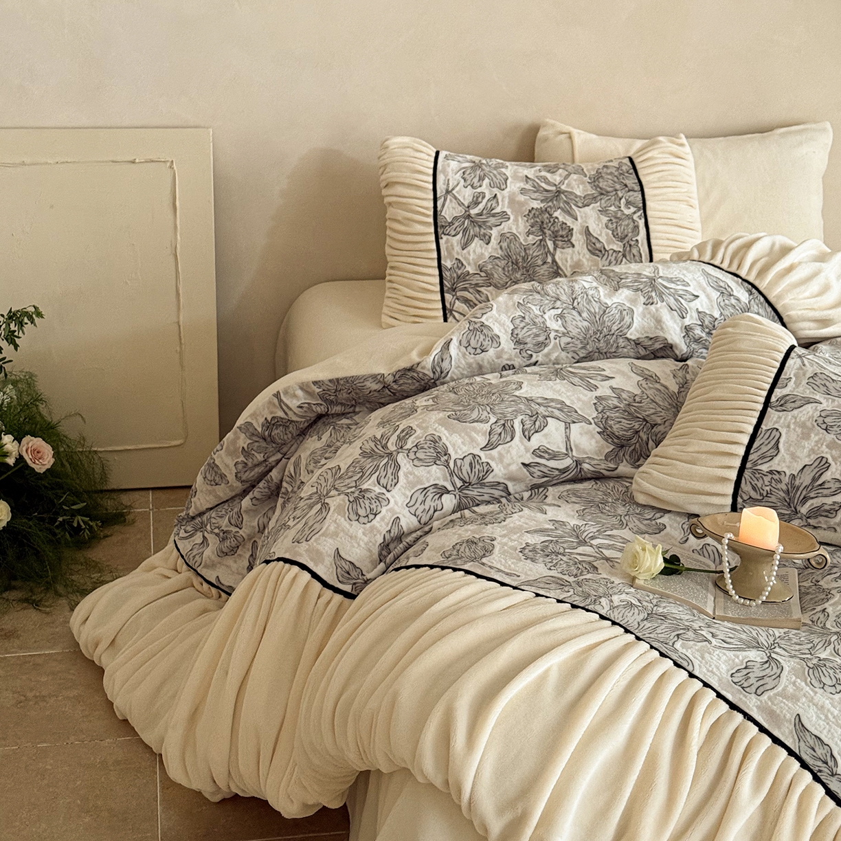 91家纺网 家纺一手货源 找家纺 圆岛家纺 2025新款复古法式雕花高克重牛奶绒四件套 花枝墨