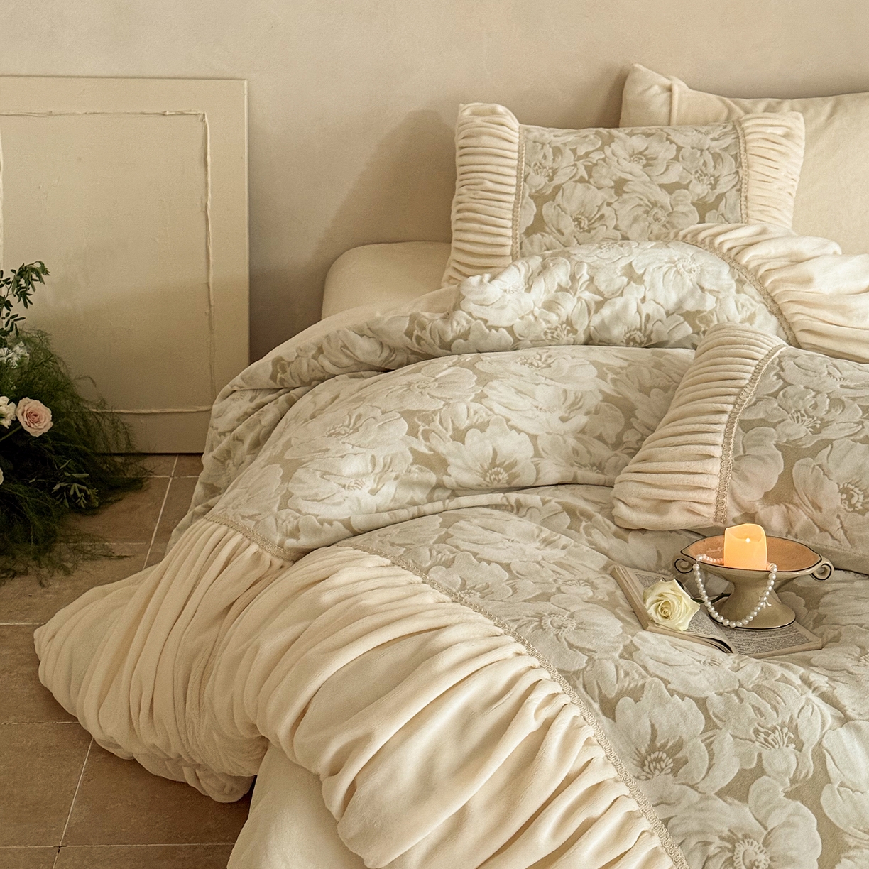 91家纺网 家纺一手货源 找家纺 圆岛家纺 2025新款复古法式雕花高克重牛奶绒四件套 山茶奶咖