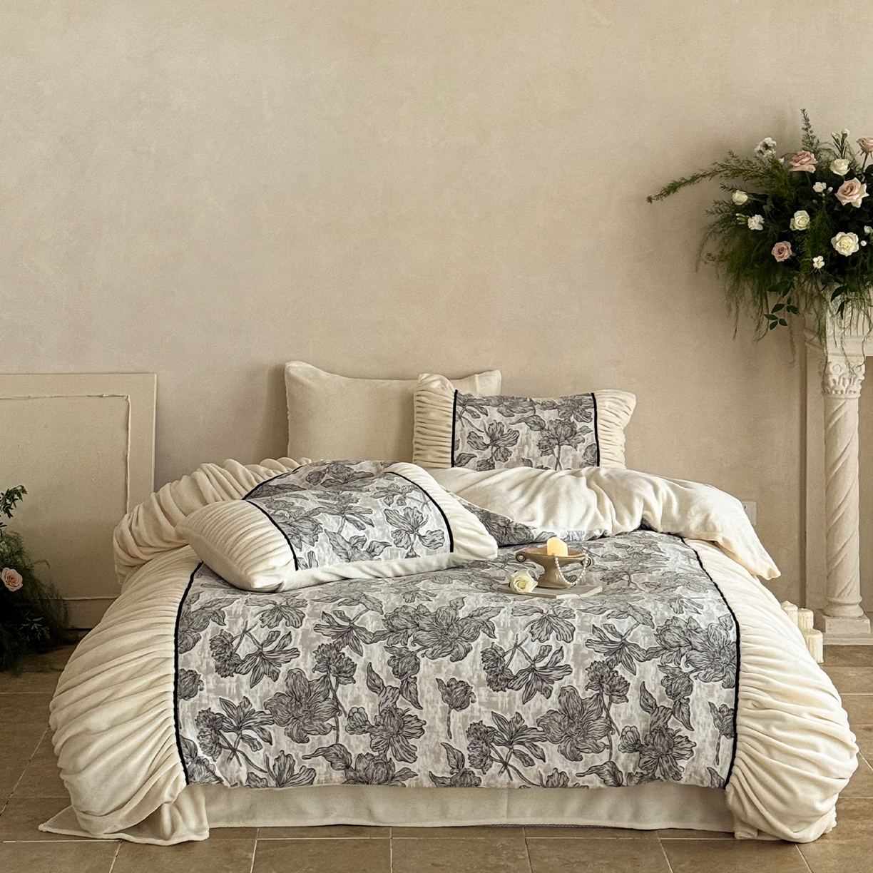 91家纺网 家纺一手货源 找家纺 圆岛家纺 2025新款复古法式雕花高克重牛奶绒四件套 花枝墨