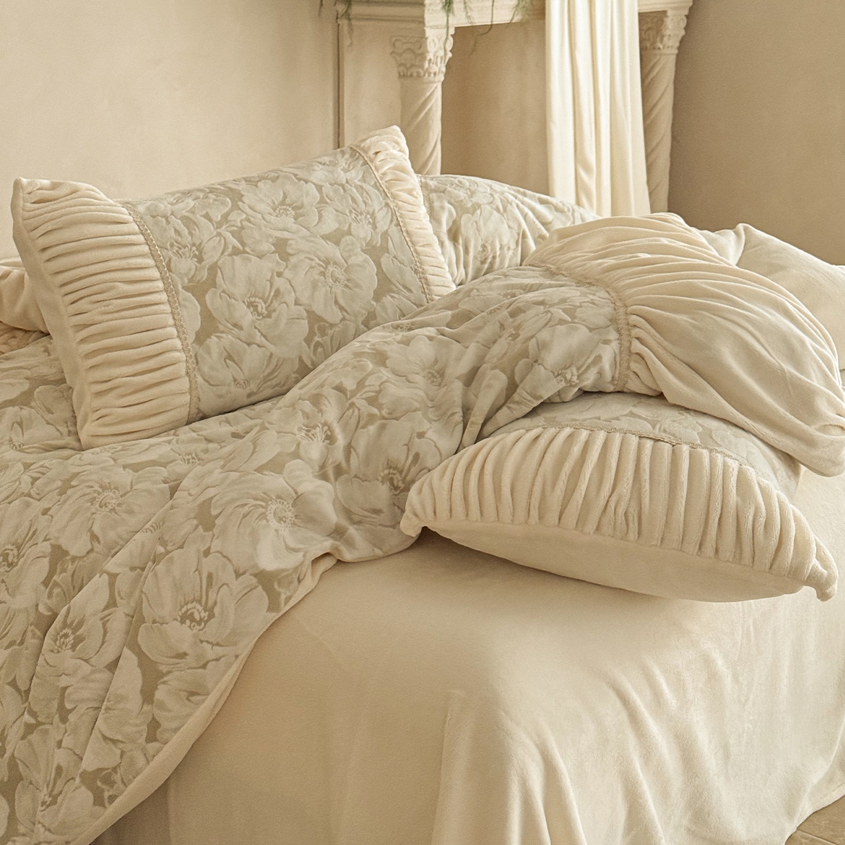 91家纺网 家纺一手货源 找家纺 圆岛家纺 2025新款复古法式雕花高克重牛奶绒四件套 山茶奶咖