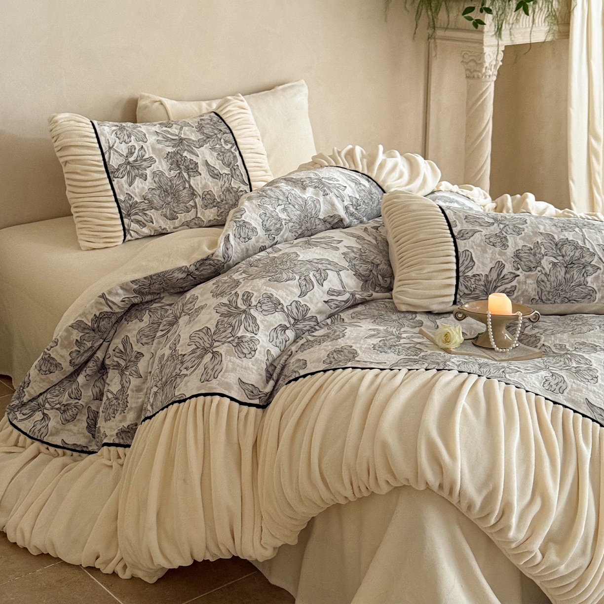 91家纺网 家纺一手货源 找家纺 圆岛家纺 2025新款复古法式雕花高克重牛奶绒四件套 花枝墨