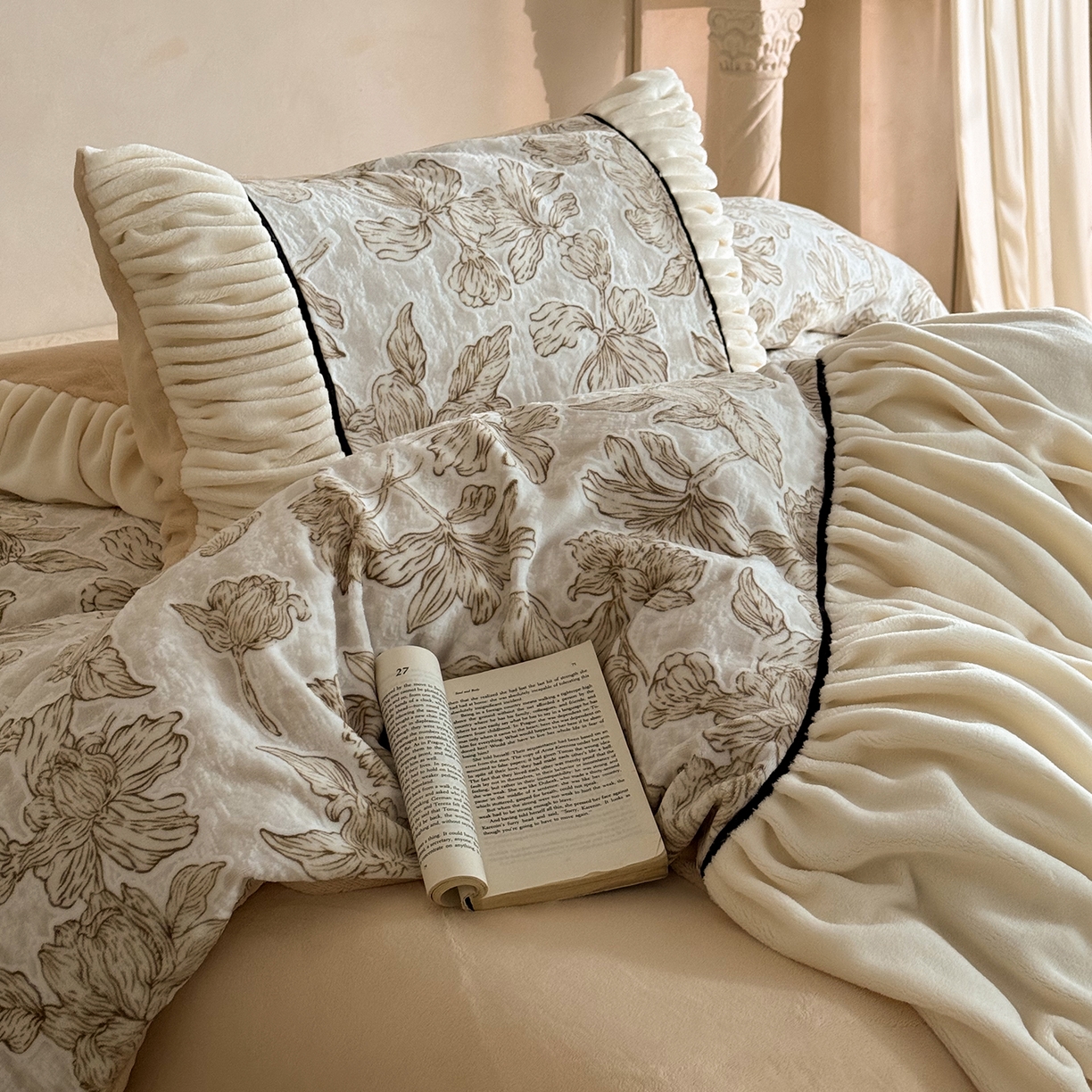 91家纺网 家纺一手货源 找家纺 圆岛家纺 2025新款复古法式雕花高克重牛奶绒四件套 花枝咖