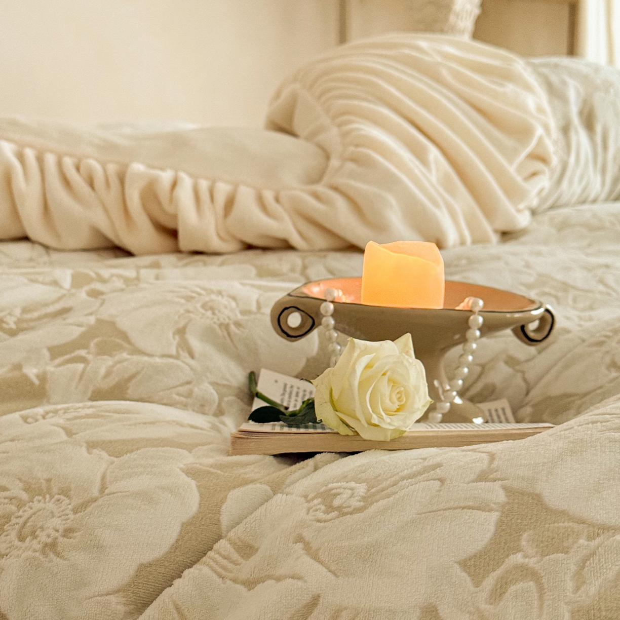 91家纺网 家纺一手货源 找家纺 圆岛家纺 2025新款复古法式雕花高克重牛奶绒四件套 山茶奶咖