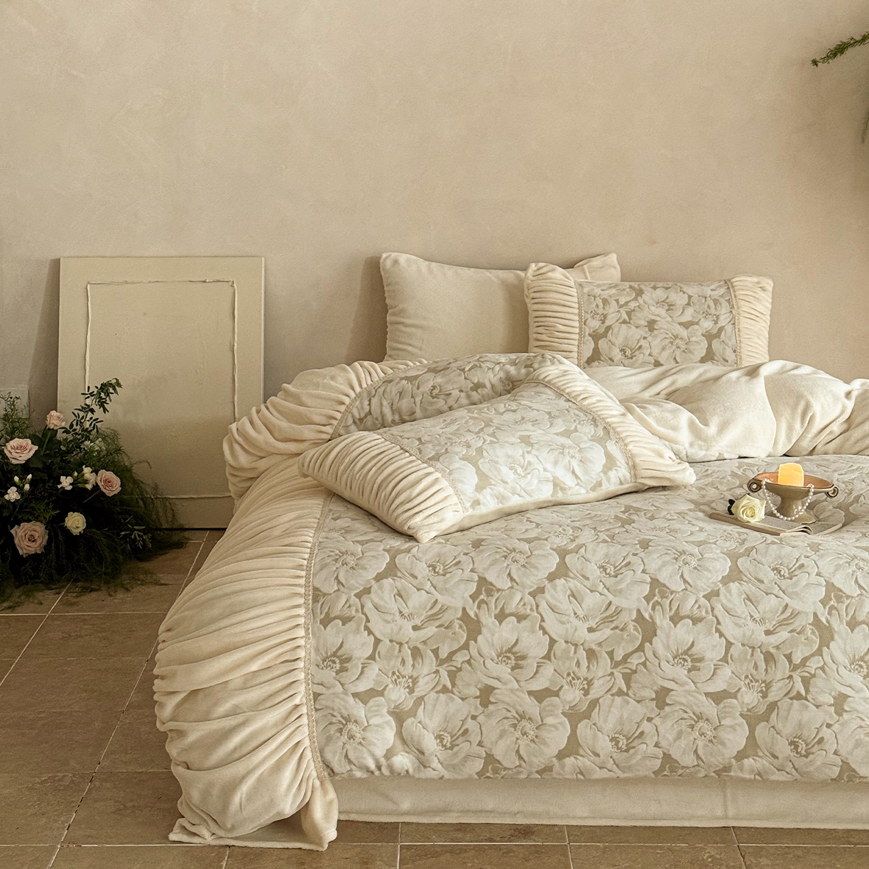 91家纺网 家纺一手货源 找家纺 圆岛家纺 2025新款复古法式雕花高克重牛奶绒四件套 山茶奶咖