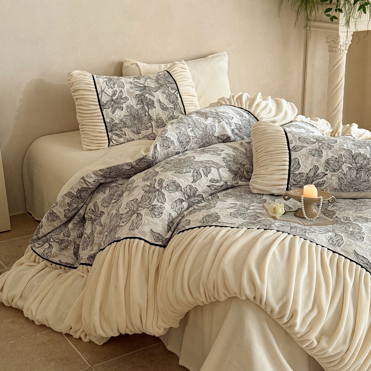 91家纺网 家纺一手货源 找家纺 圆岛家纺 2025新款复古法式雕花高克重牛奶绒四件套 花枝墨