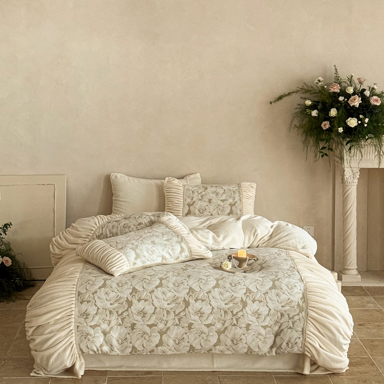 91家纺网 家纺一手货源 找家纺 圆岛家纺 2025新款复古法式雕花高克重牛奶绒四件套 山茶奶咖