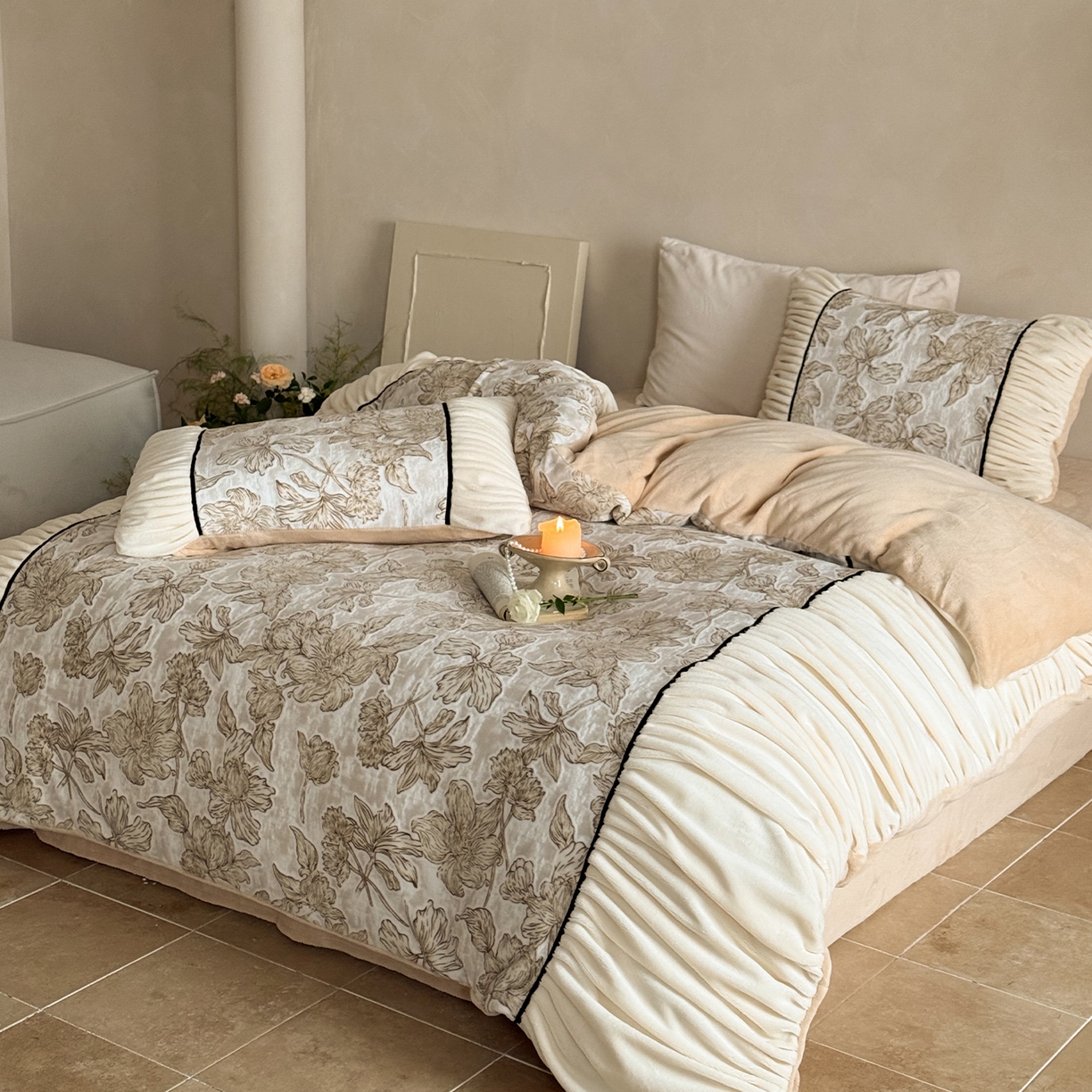 91家纺网 家纺一手货源 找家纺 （总）圆岛家纺 2025新款复古法式雕花高克重牛奶绒四件套