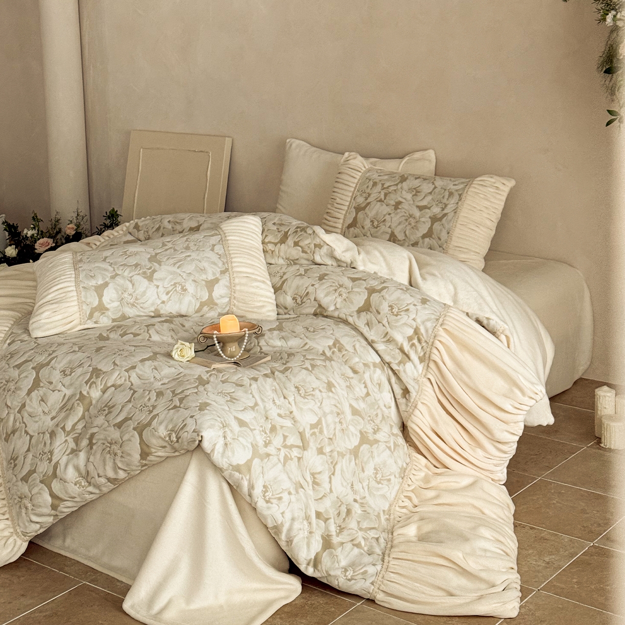 91家纺网 家纺一手货源 找家纺 圆岛家纺 2025新款复古法式雕花高克重牛奶绒四件套 山茶奶咖