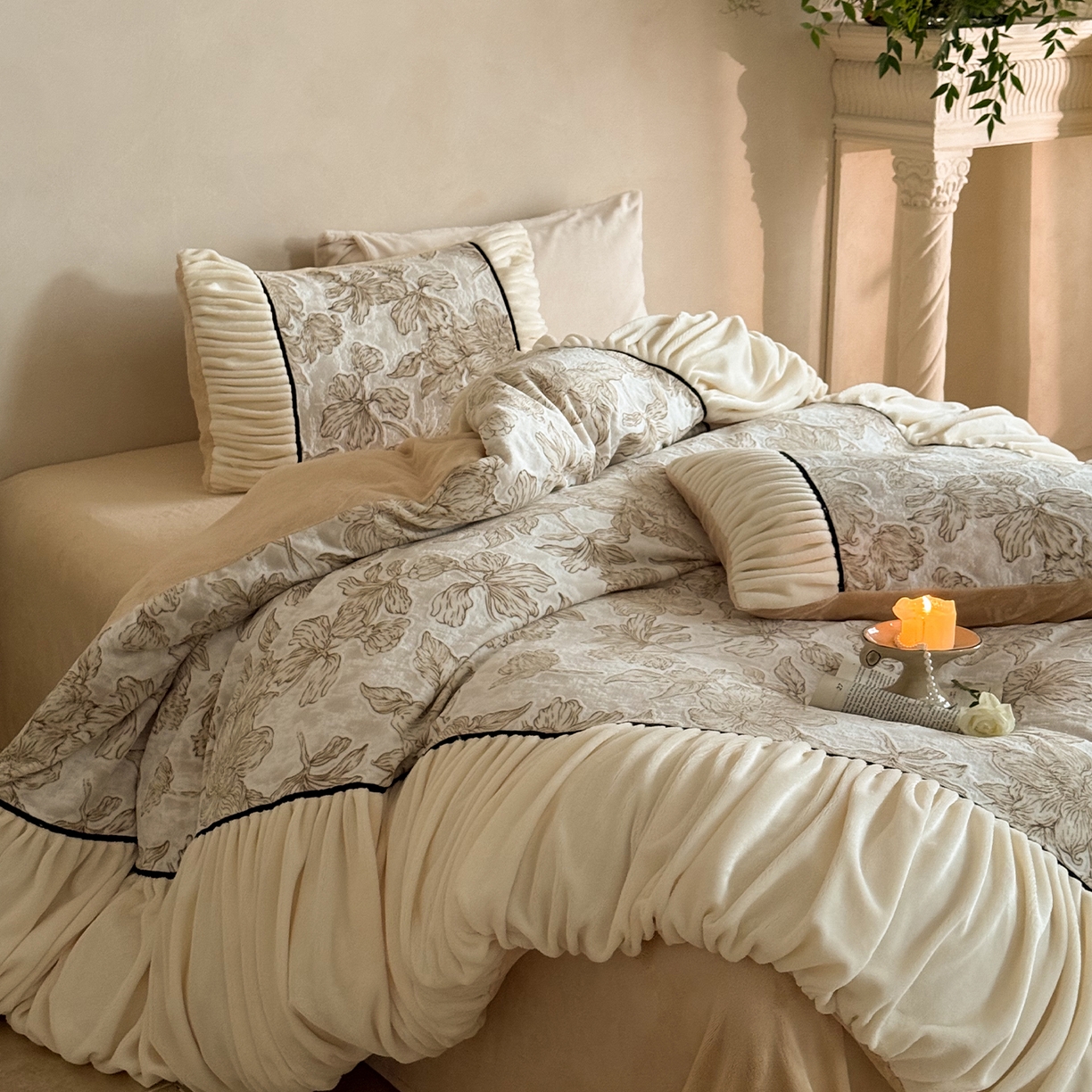 91家纺网 家纺一手货源 找家纺 圆岛家纺 2025新款复古法式雕花高克重牛奶绒四件套 花枝咖