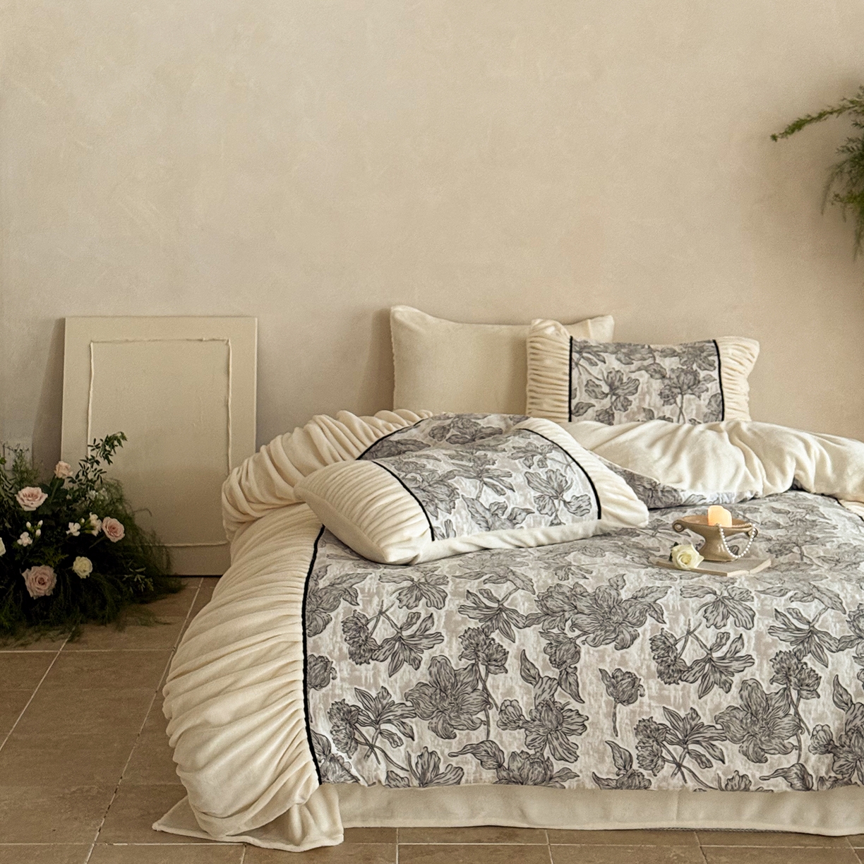 91家纺网 家纺一手货源 找家纺 圆岛家纺 2025新款复古法式雕花高克重牛奶绒四件套 花枝墨