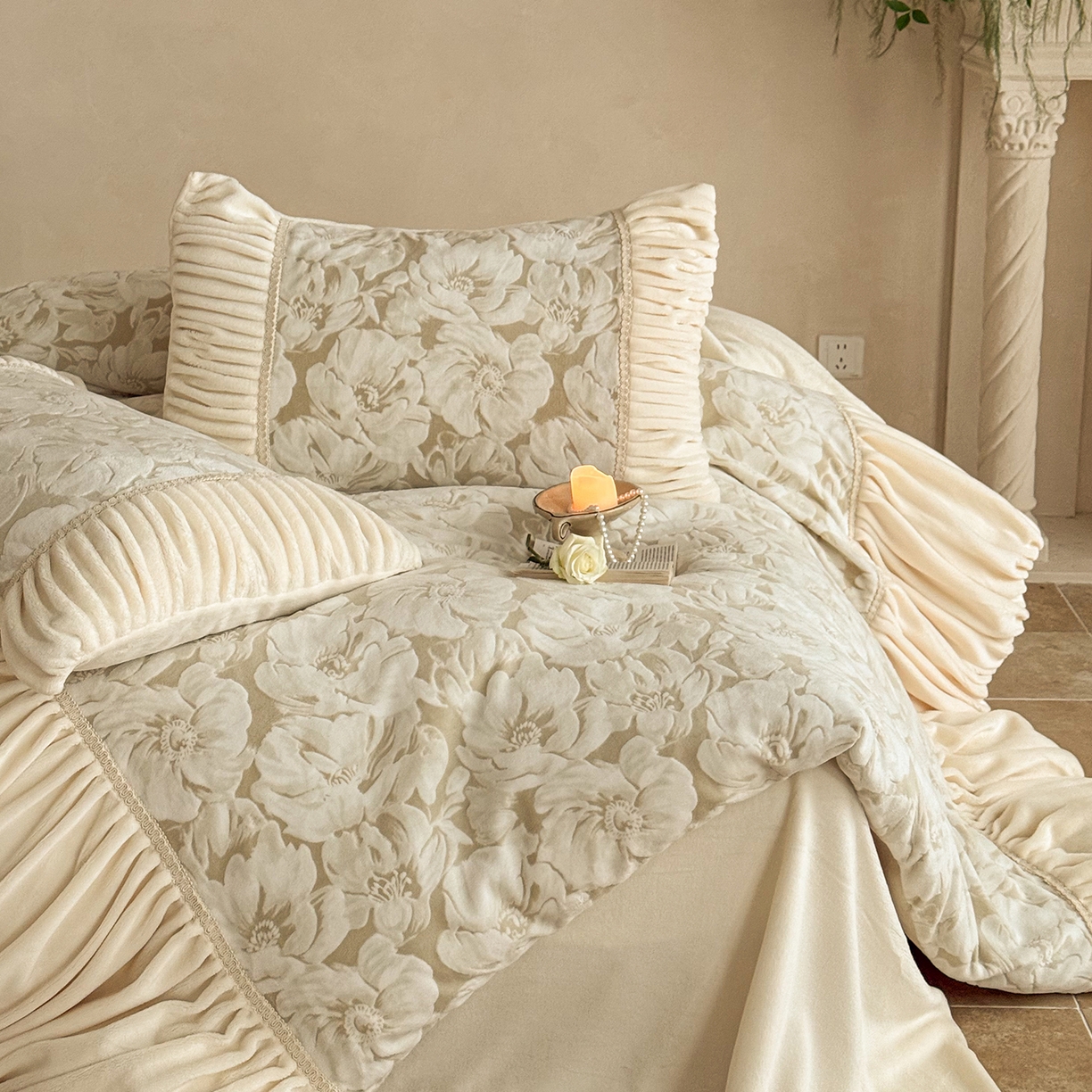 91家纺网 家纺一手货源 找家纺 圆岛家纺 2025新款复古法式雕花高克重牛奶绒四件套 山茶奶咖