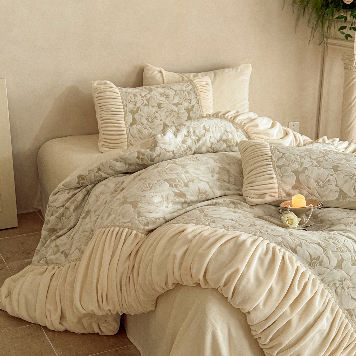 91家纺网 家纺一手货源 找家纺 圆岛家纺 2025新款复古法式雕花高克重牛奶绒四件套 山茶奶咖