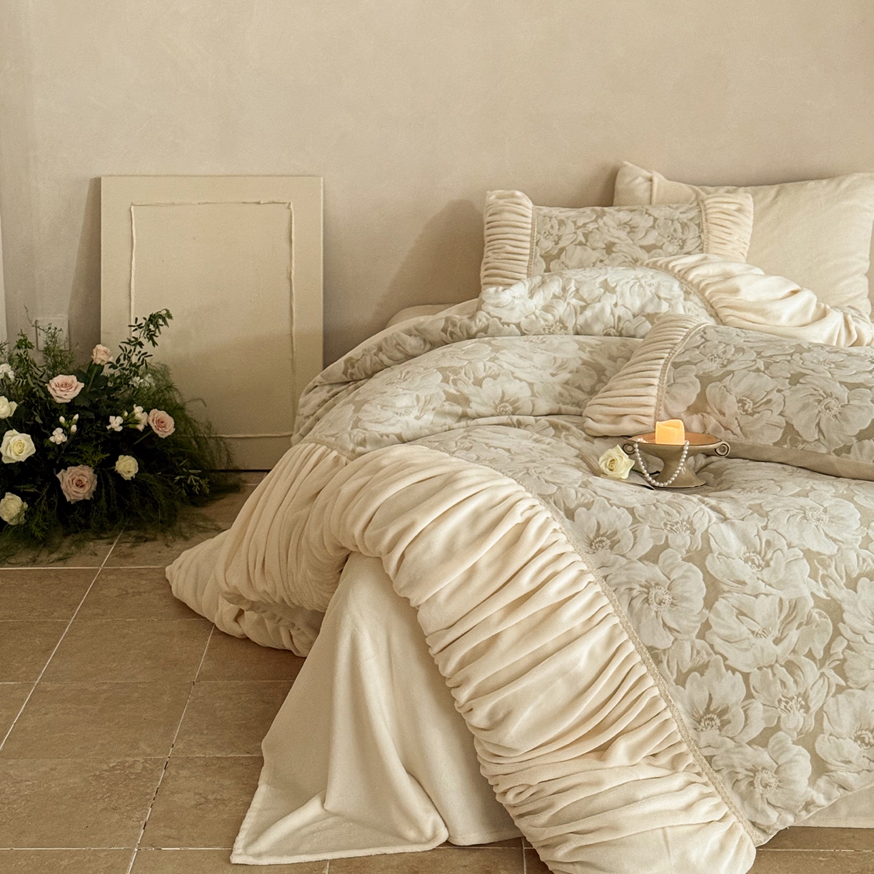 91家纺网 家纺一手货源 找家纺 圆岛家纺 2025新款复古法式雕花高克重牛奶绒四件套 山茶奶咖