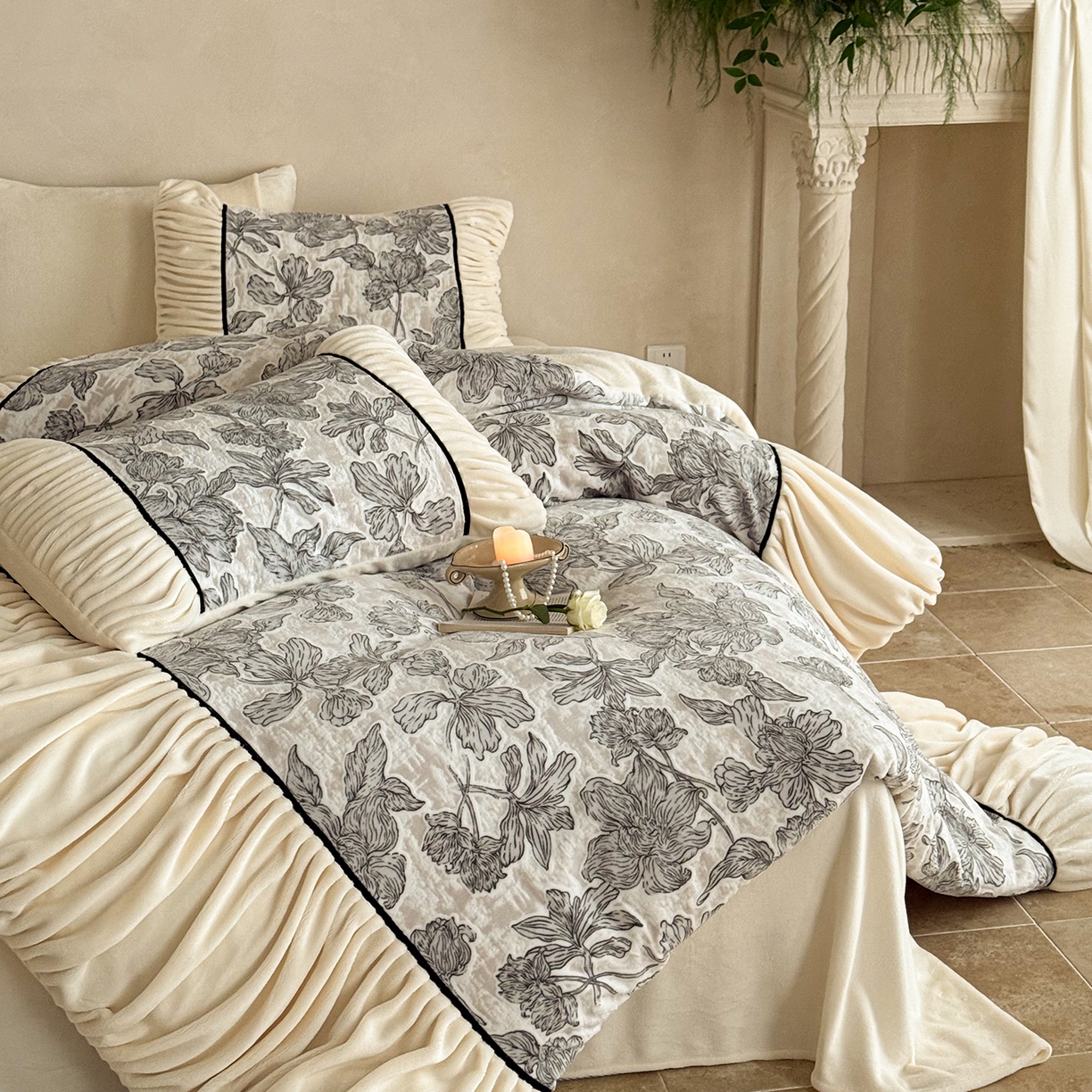 91家纺网 家纺一手货源 找家纺 圆岛家纺 2025新款复古法式雕花高克重牛奶绒四件套 花枝墨