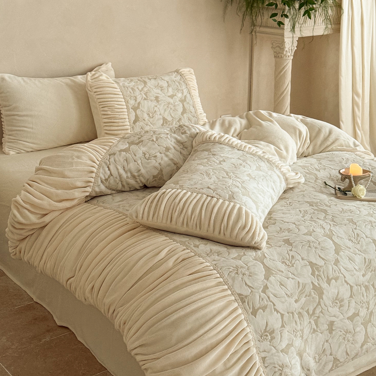 91家纺网 家纺一手货源 找家纺 圆岛家纺 2025新款复古法式雕花高克重牛奶绒四件套 山茶奶咖