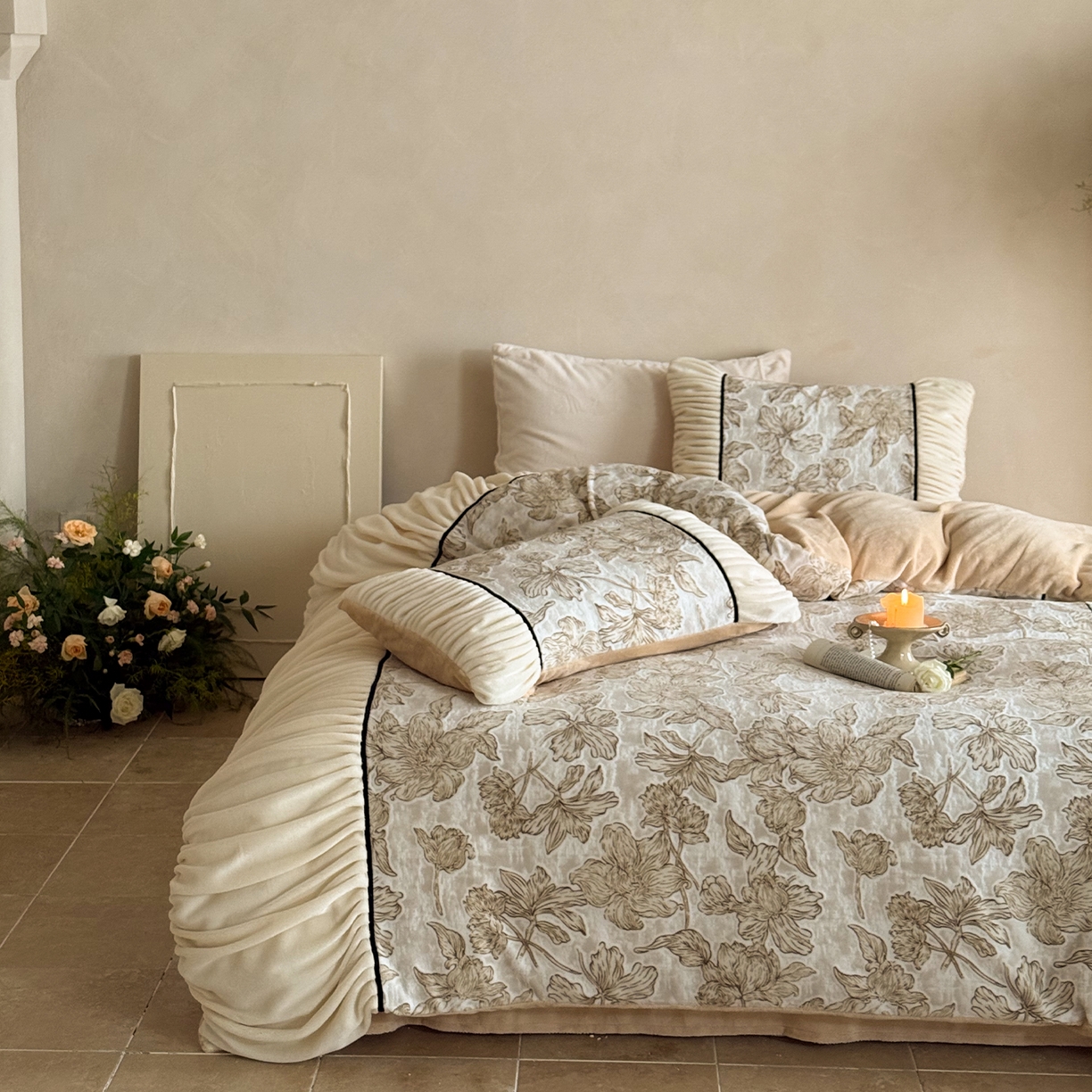 91家纺网 家纺一手货源 找家纺 圆岛家纺 2025新款复古法式雕花高克重牛奶绒四件套 花枝咖