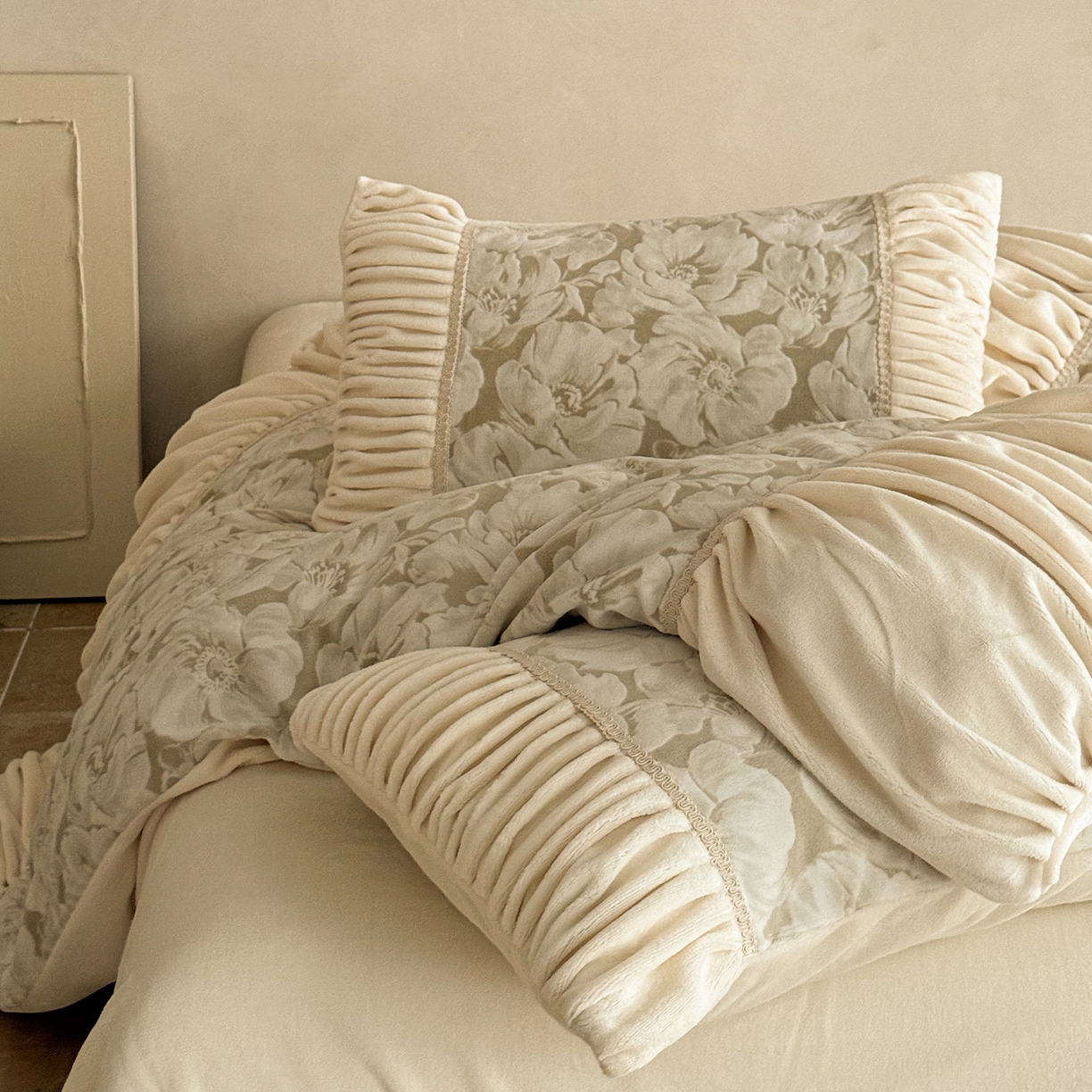 91家纺网 家纺一手货源 找家纺 圆岛家纺 2025新款复古法式雕花高克重牛奶绒四件套 山茶奶咖