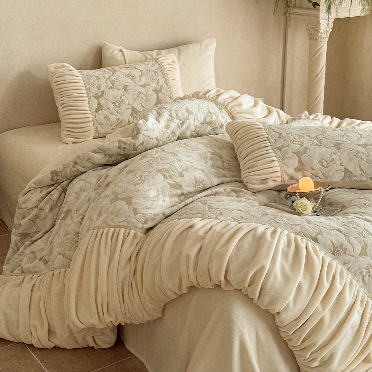 91家纺网 家纺一手货源 找家纺 圆岛家纺 2025新款复古法式雕花高克重牛奶绒四件套 山茶奶咖