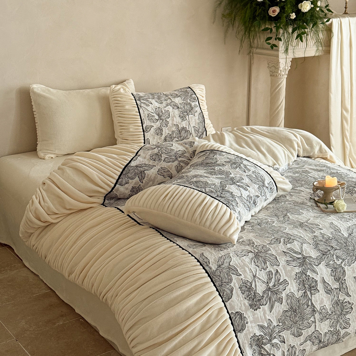 91家纺网 家纺一手货源 找家纺 圆岛家纺 2025新款复古法式雕花高克重牛奶绒四件套 花枝墨